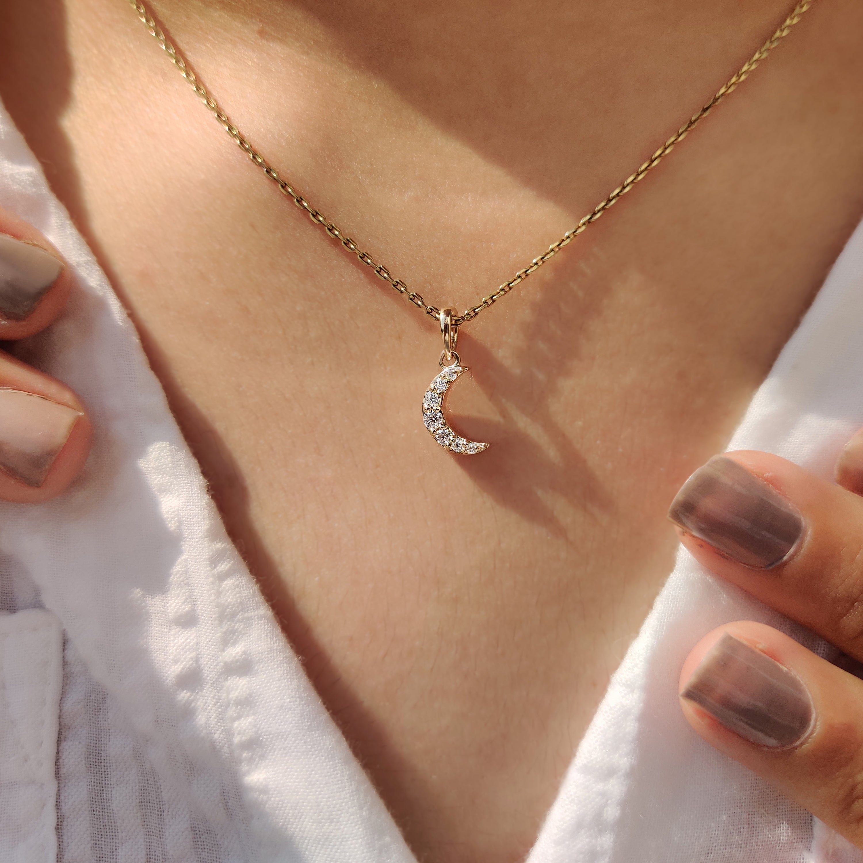 Round Diamond Moon Pendant In Yellow Gold - Main Image