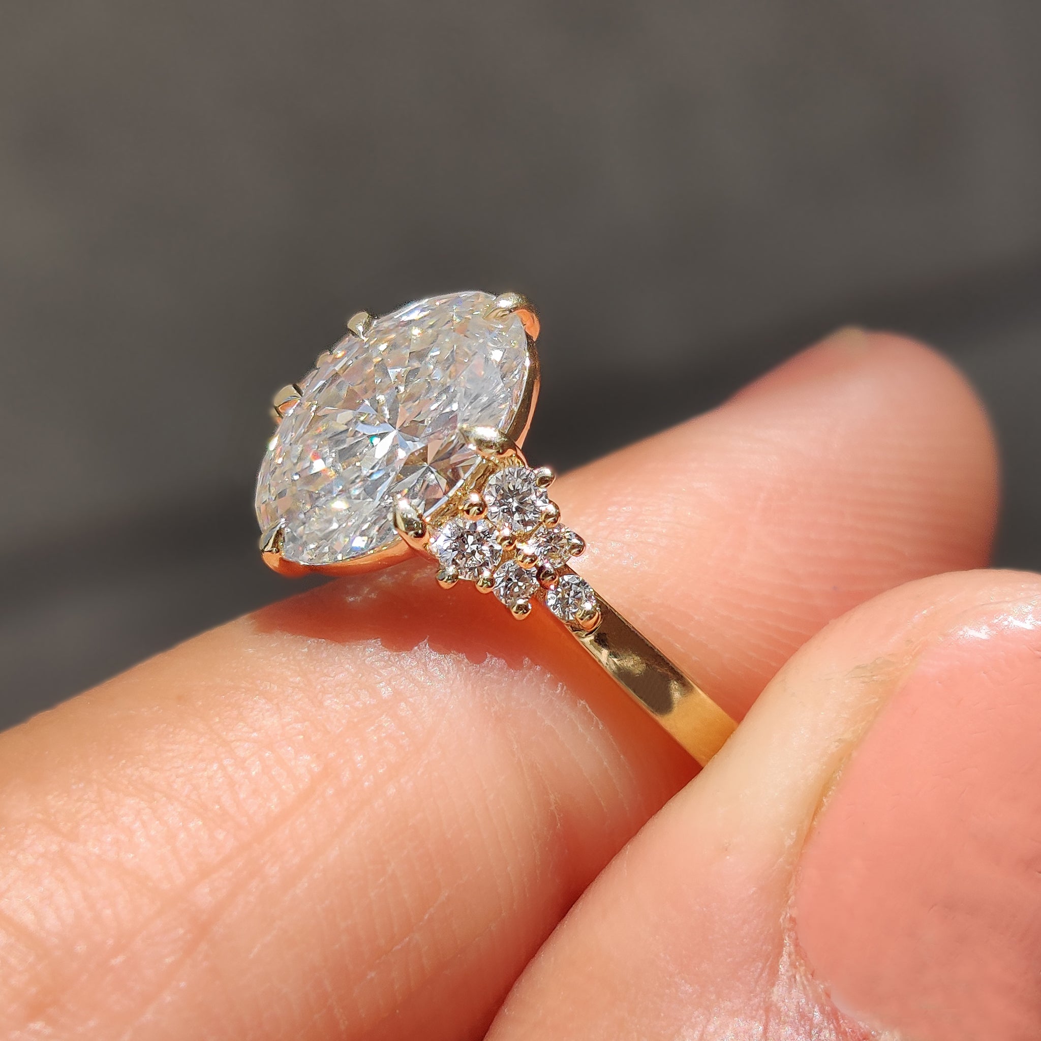 6 claw prong setting holding a stunning diamond.
