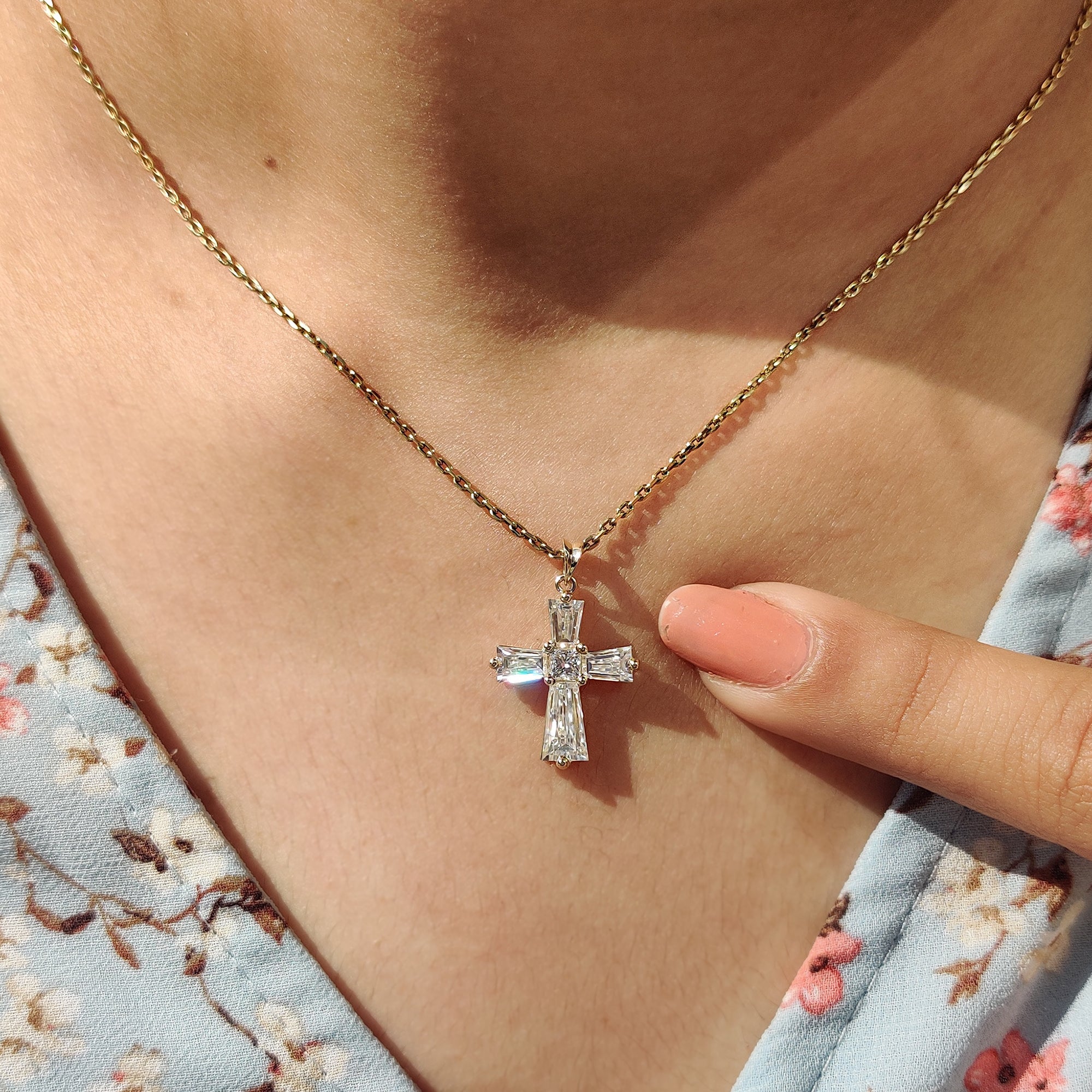 Buy this moissanite pendant made with careful handmade work.
