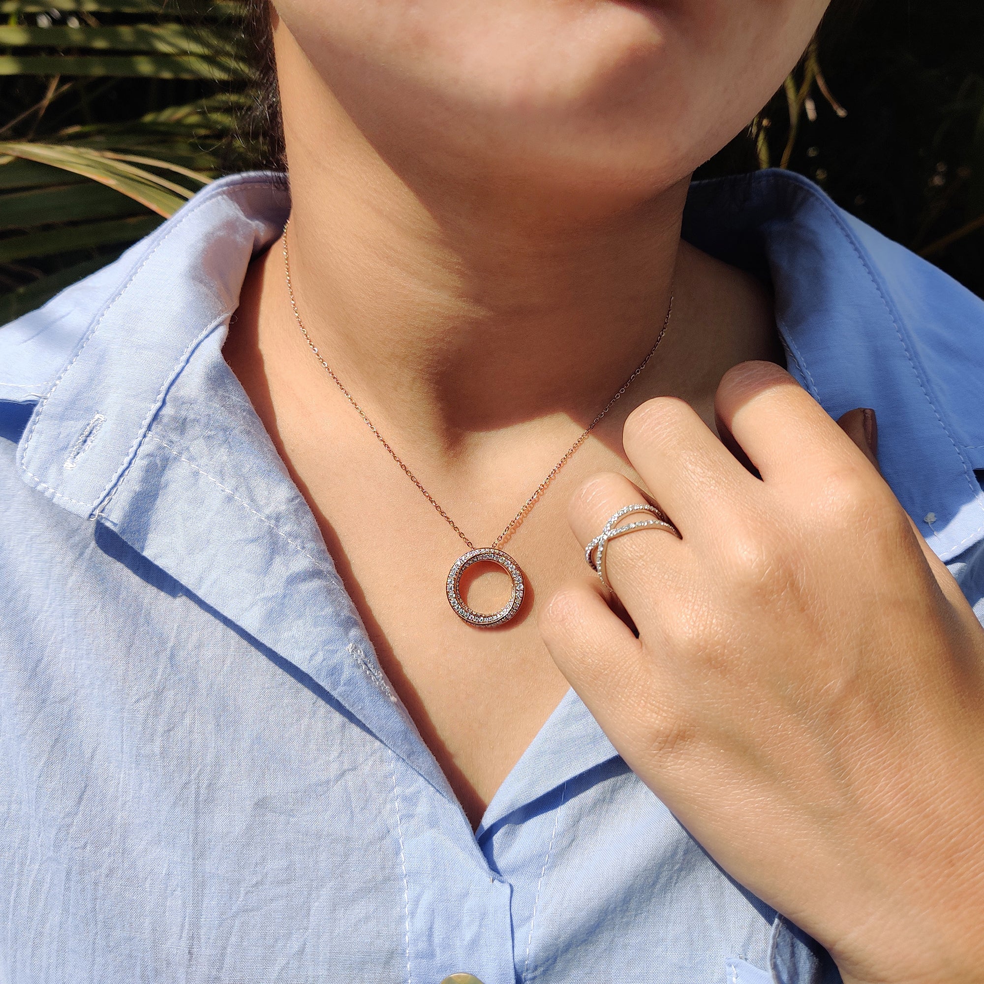 Round cut Pendant designed for pendant for women in moissanite pendant style.
