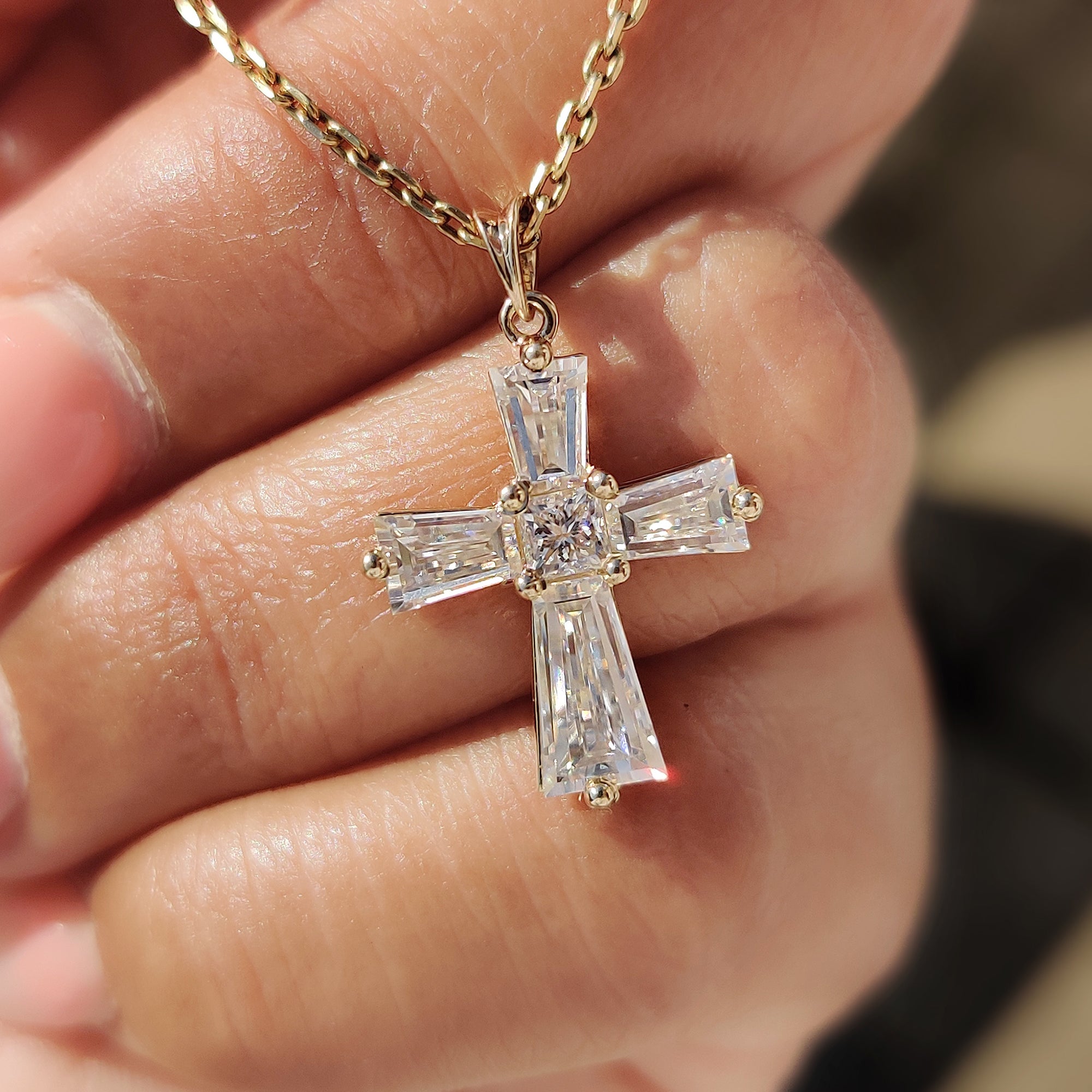 White gold pendant with a unique look and handmade details.
