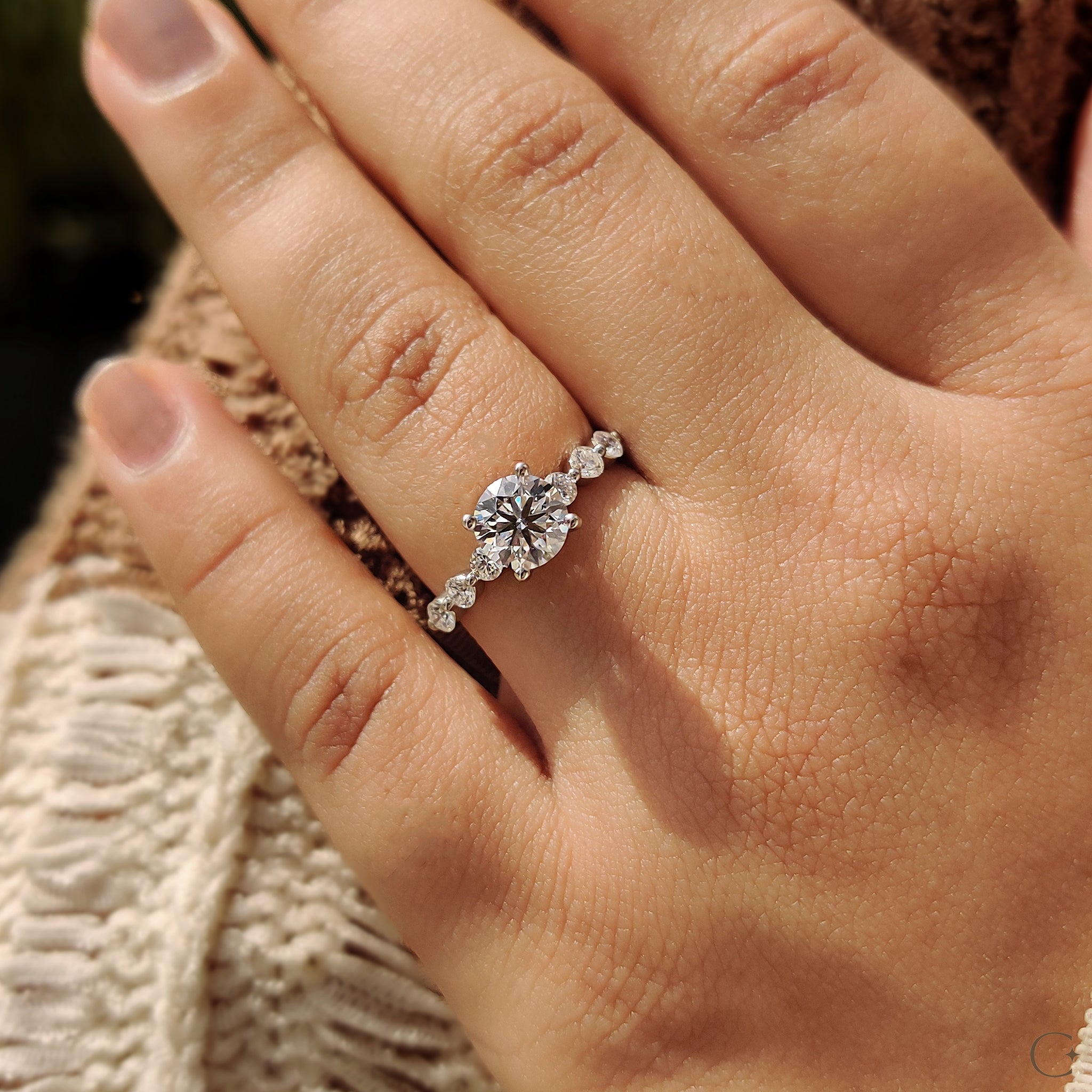 4 prong setting showcasing the brilliance of the diamond.
