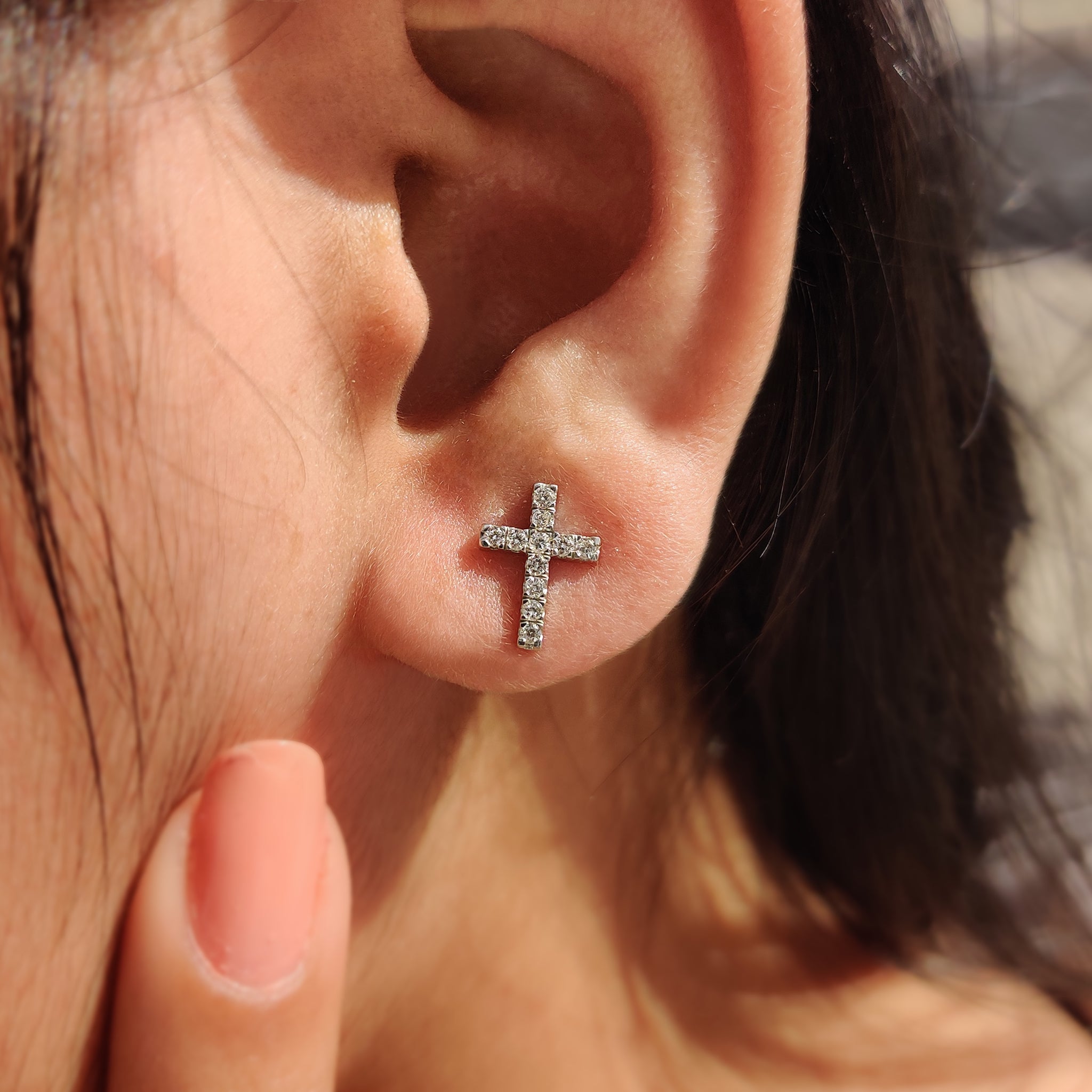 Carat diamonds set in round cut diamond earrings with simple style.