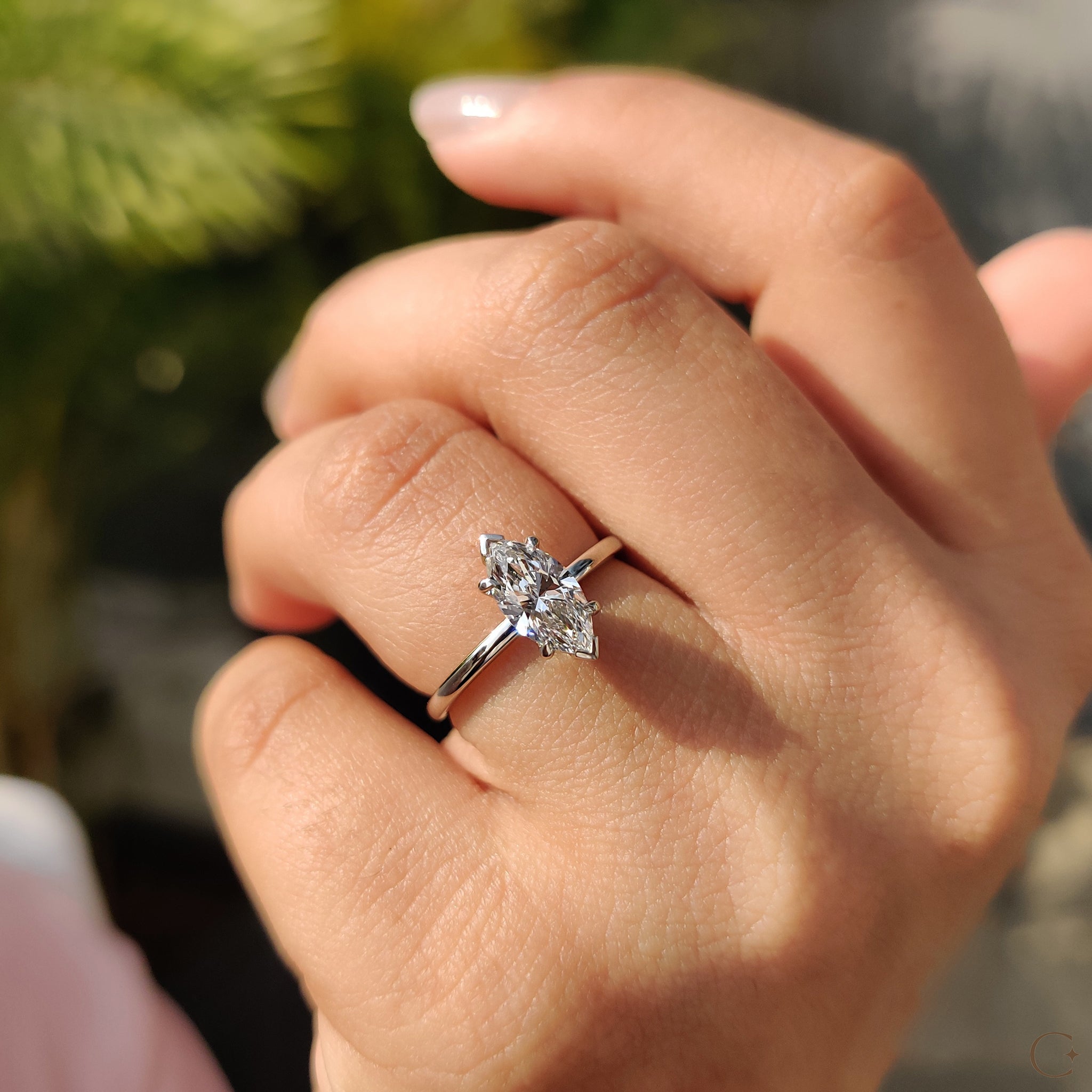 4 round prong ring with a modern touch.
