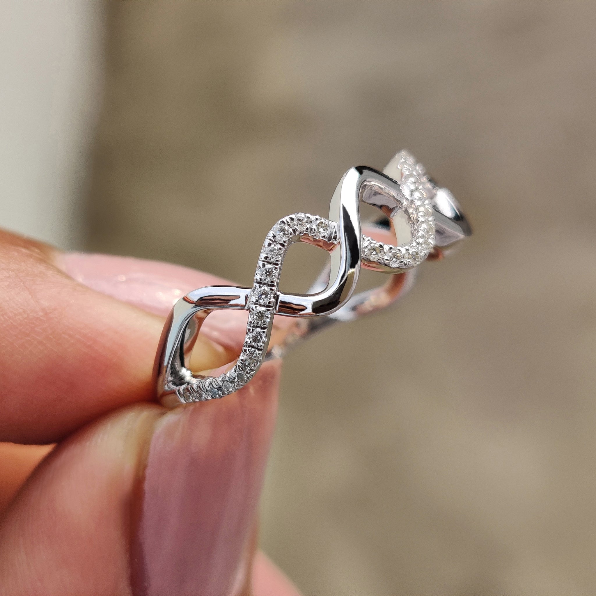 Twisted wedding band in white gold, designed for a modern and stylish look.