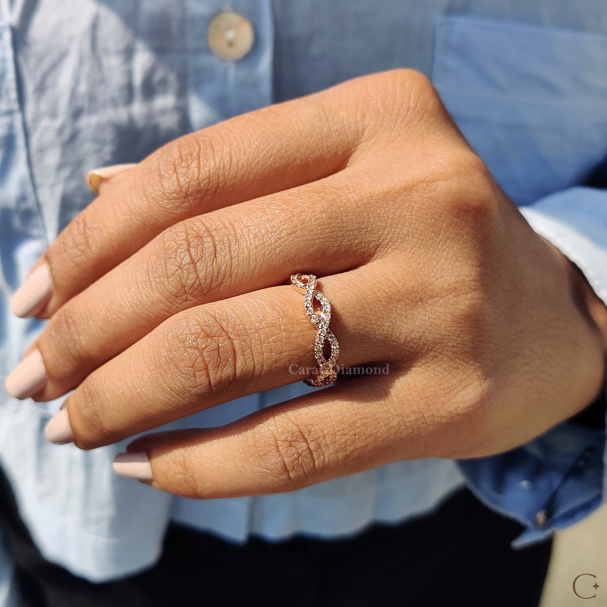 Round Cut Diamond set in a beautiful engagement ring design, perfect for special moments.