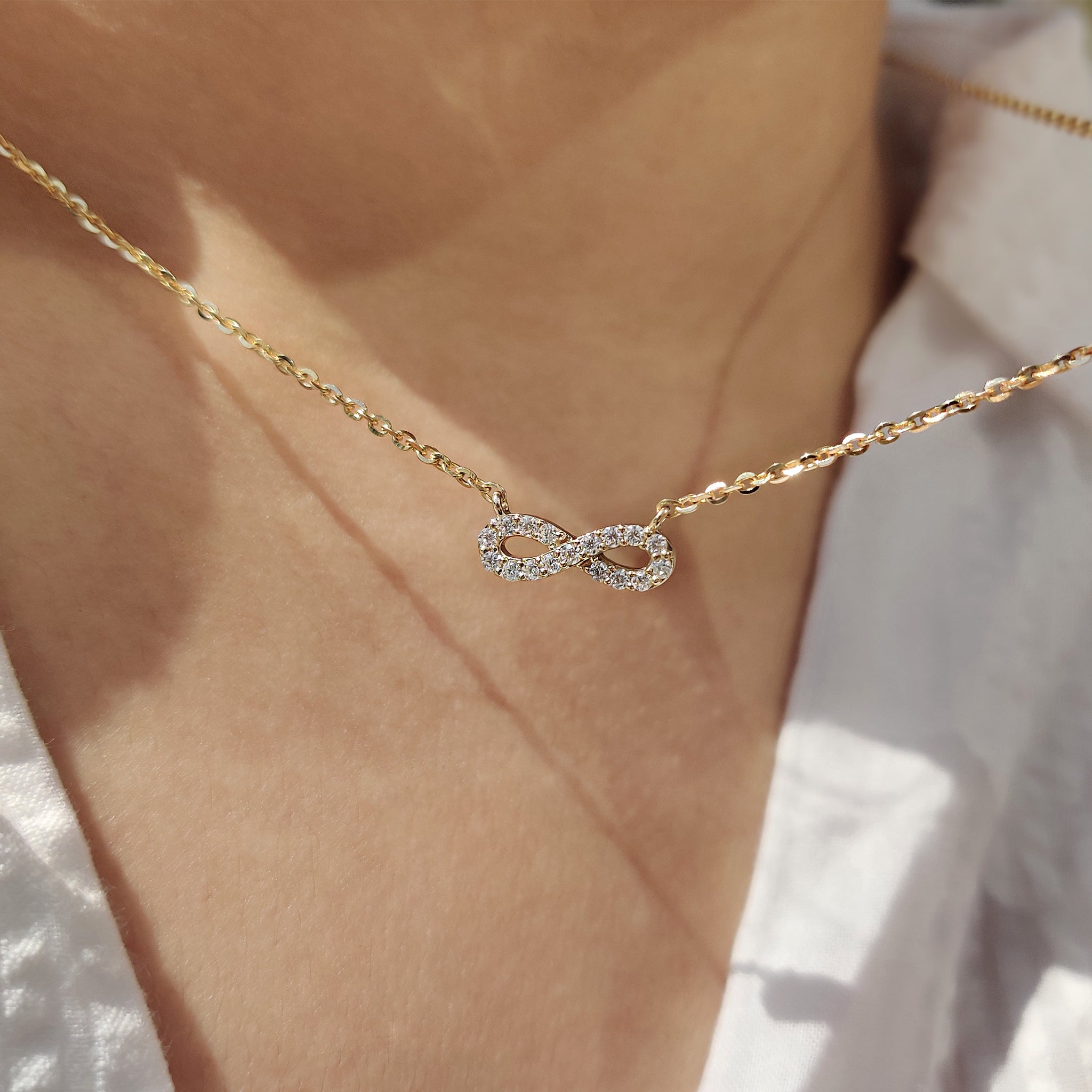 Yellow gold pendant featuring a round diamond.