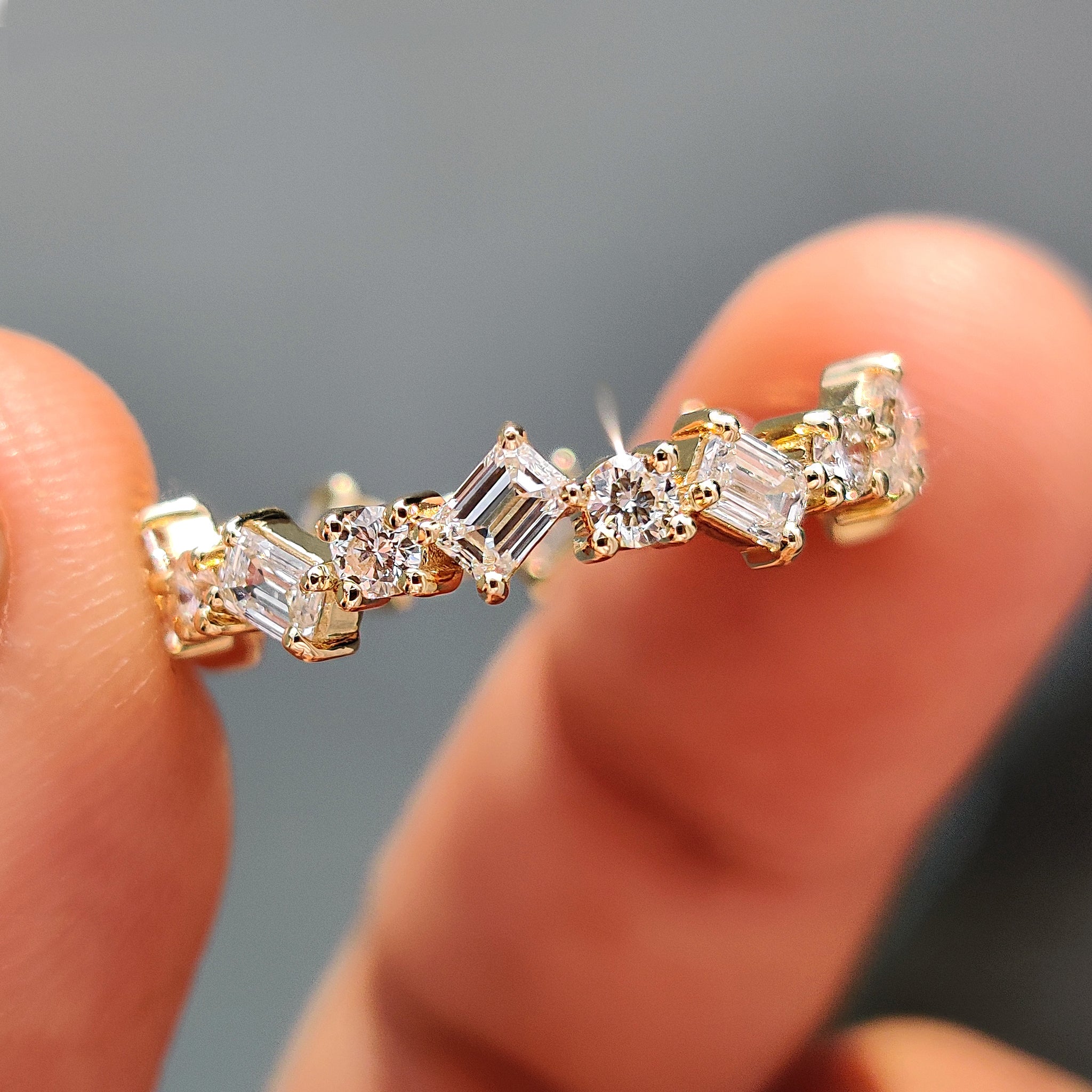 Zig zag band with lab grown diamonds in yellow gold.