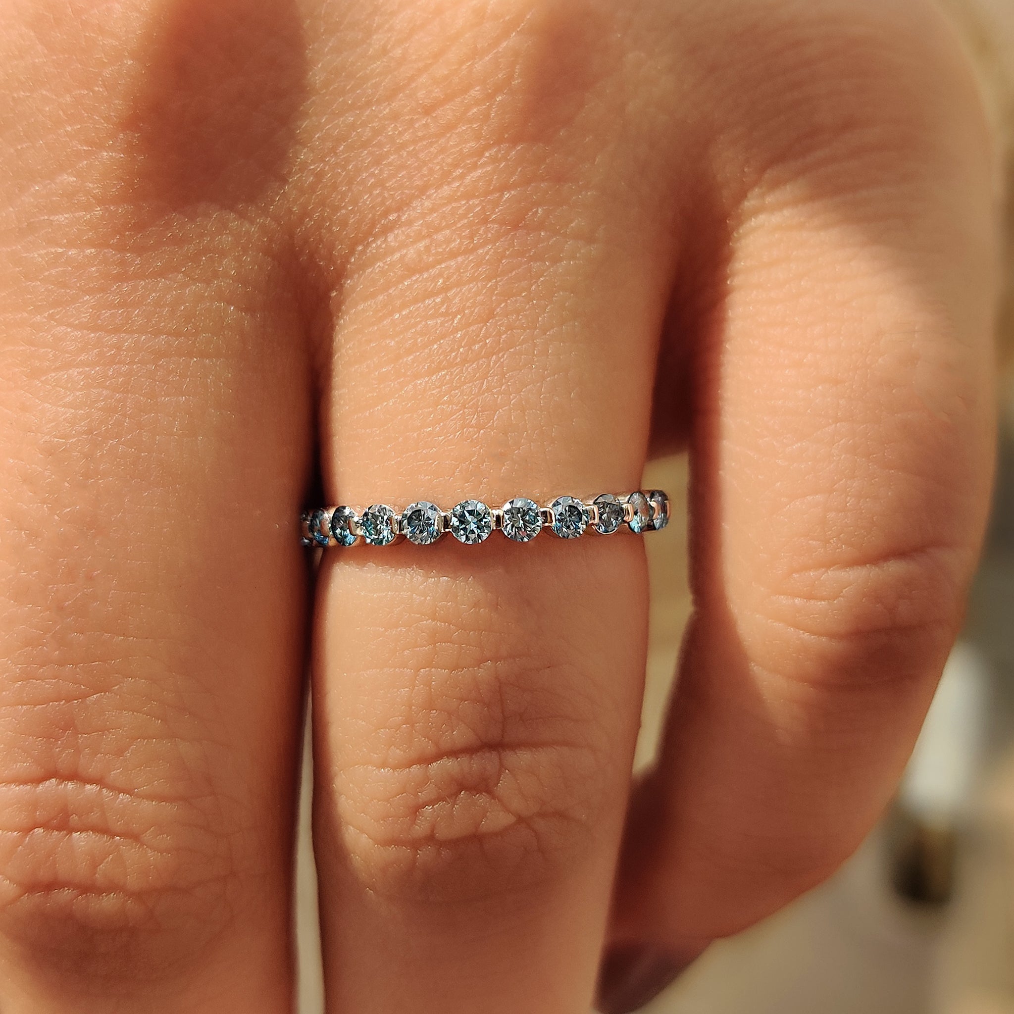 Handmade band crafted with fine white gold.
