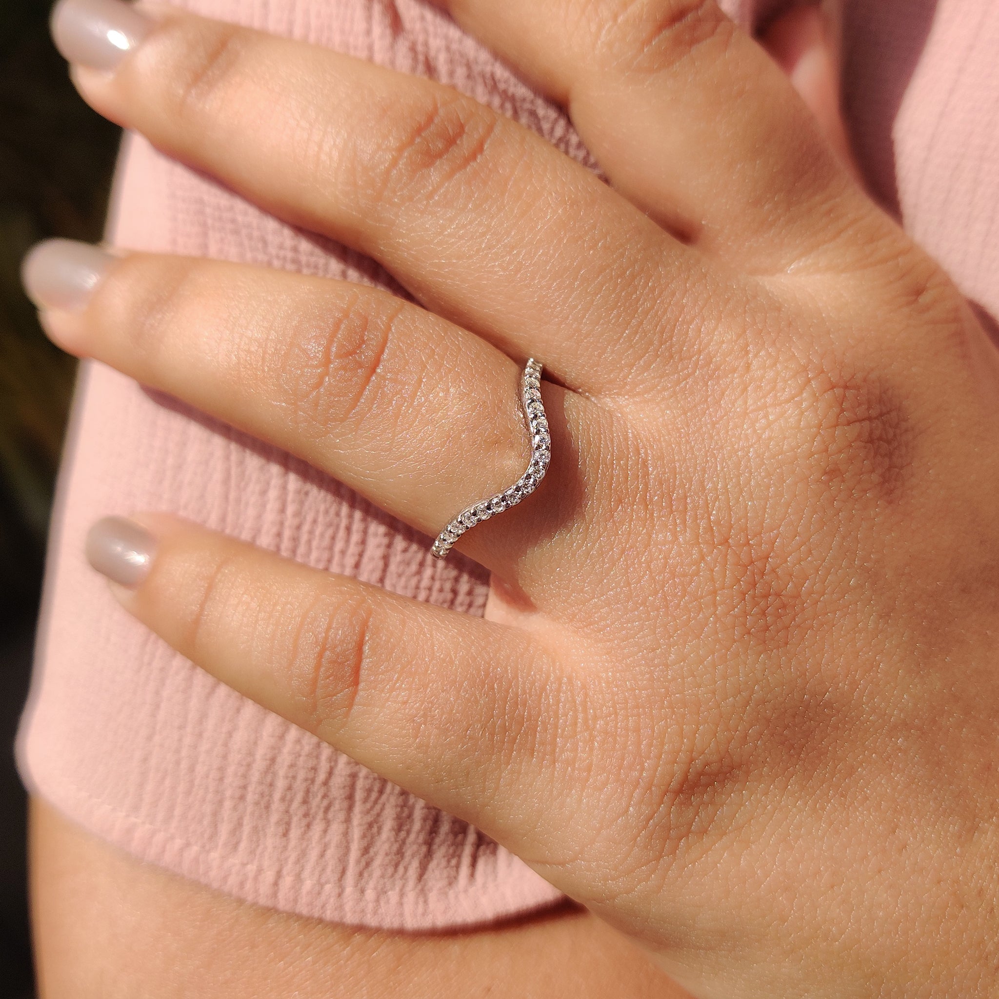 Curved Wedding Band Gold With Round Cut