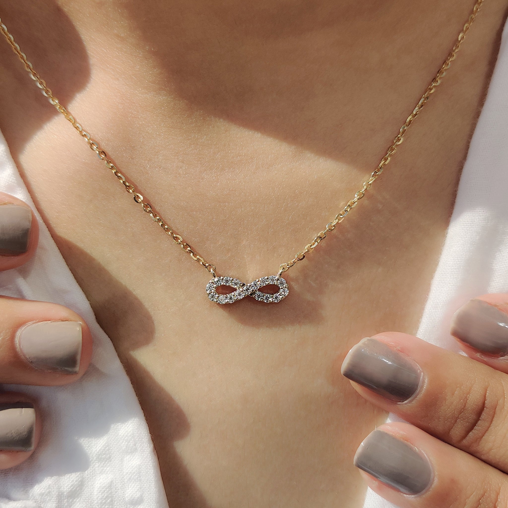 Buy diamond pendant with round cut stone online.