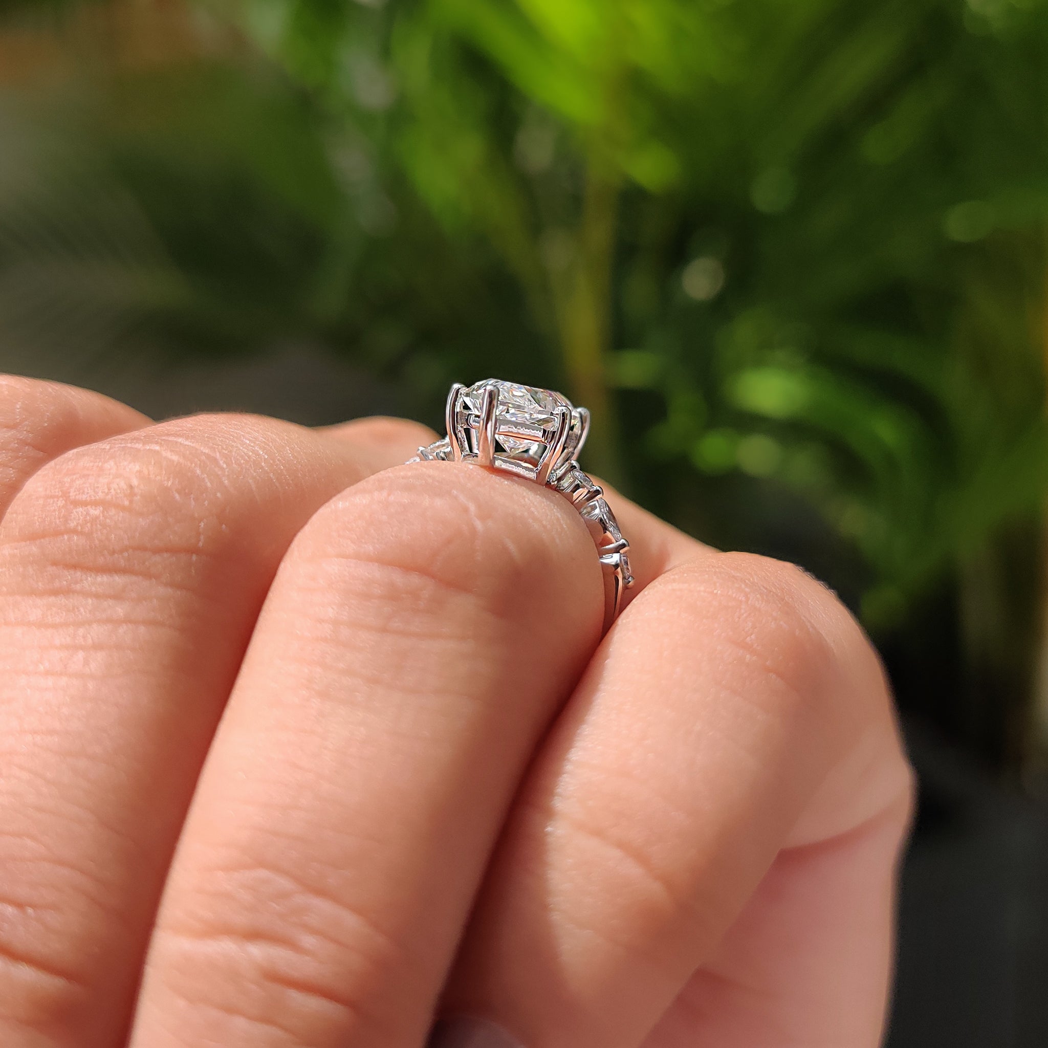 White gold engagement ring in IGI certified.
