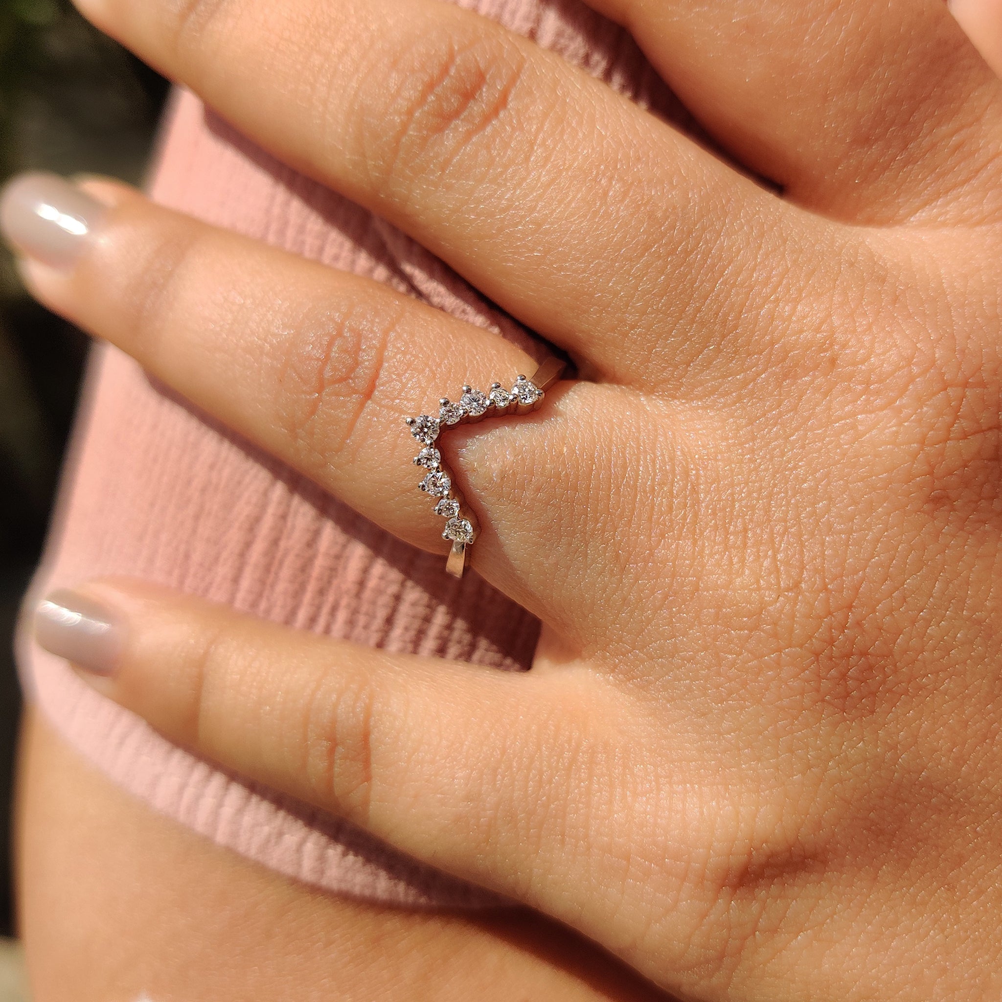 Round Cut Diamond set in a V Shaped Wedding Band.
