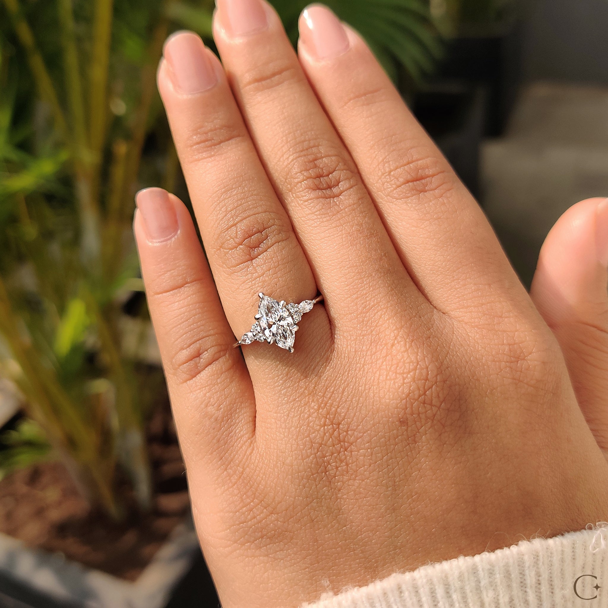 4 round cut diamond set for an exquisite sparkle.
