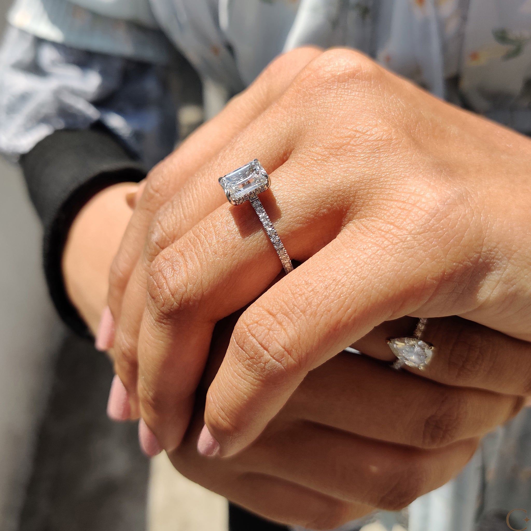Buy engagement ring with high-quality, IGI certified diamonds.