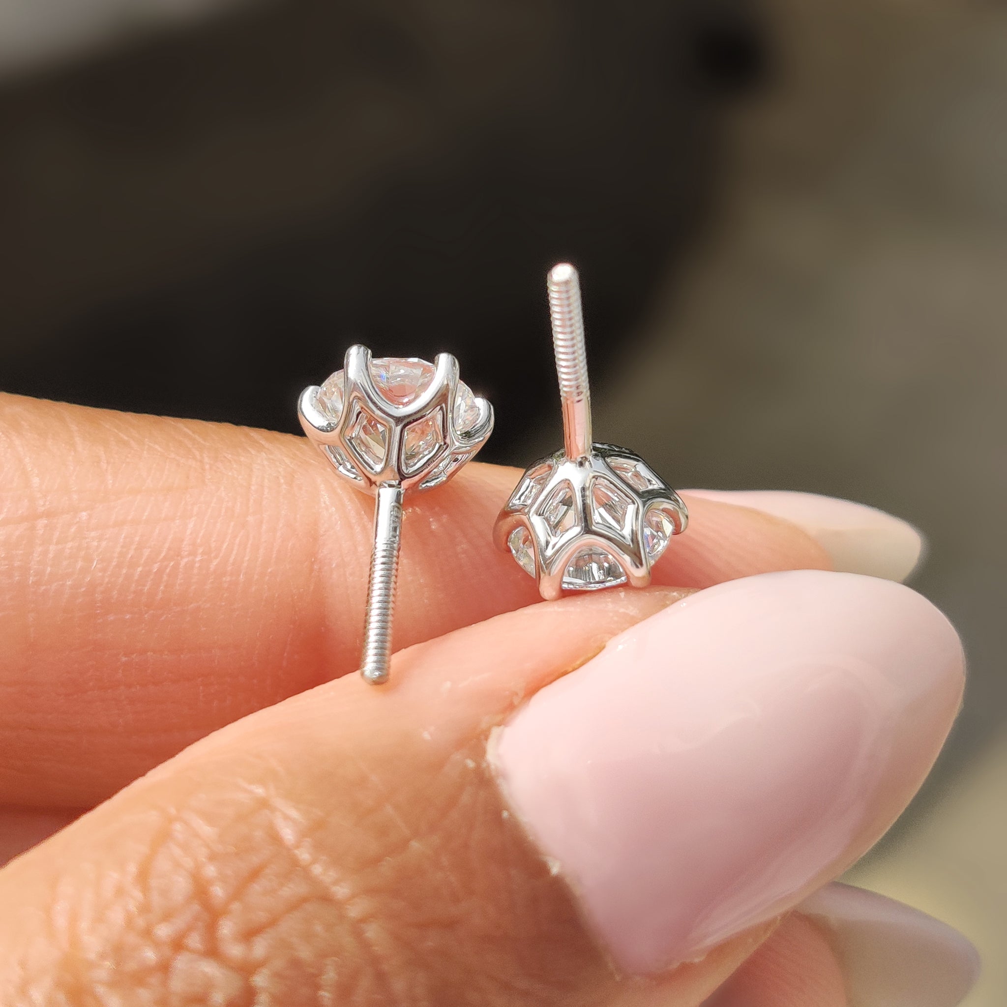 White gold earrings with a modern and simple style.