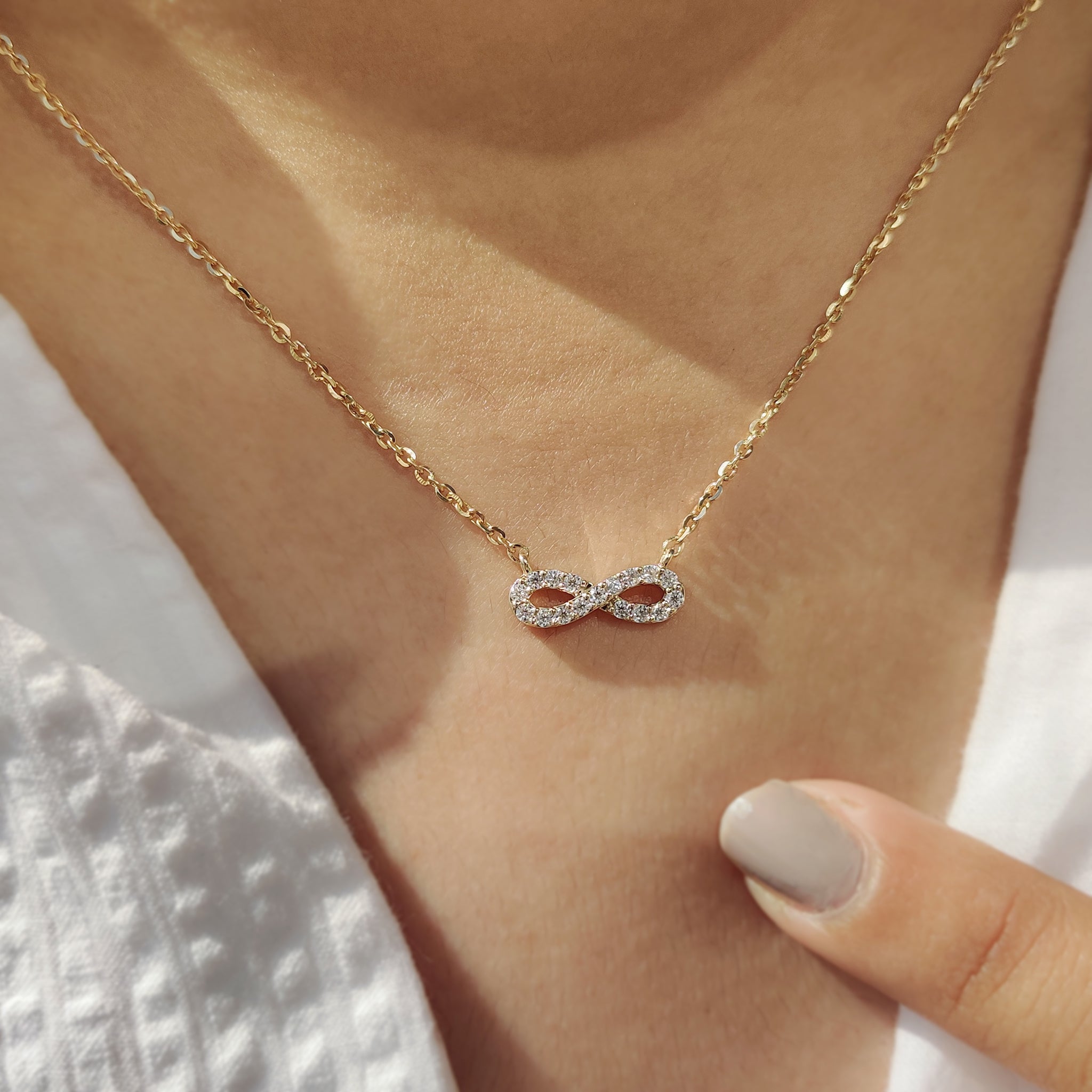 Handmade gold pendant featuring round cut diamond