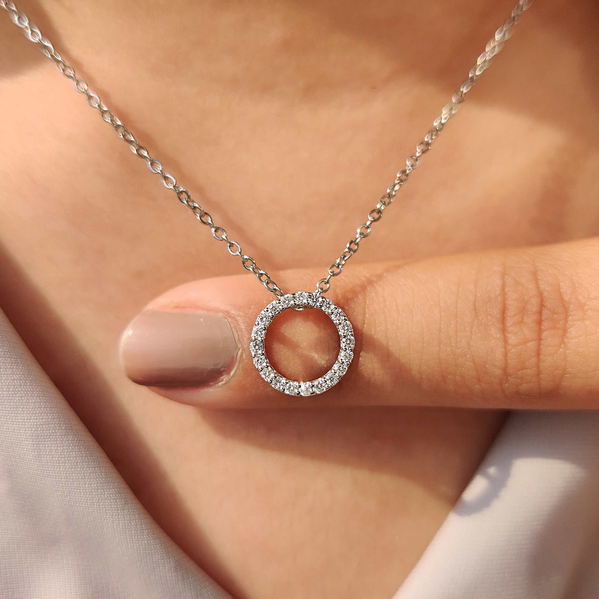Round Diamond Pendant – White Gold Design