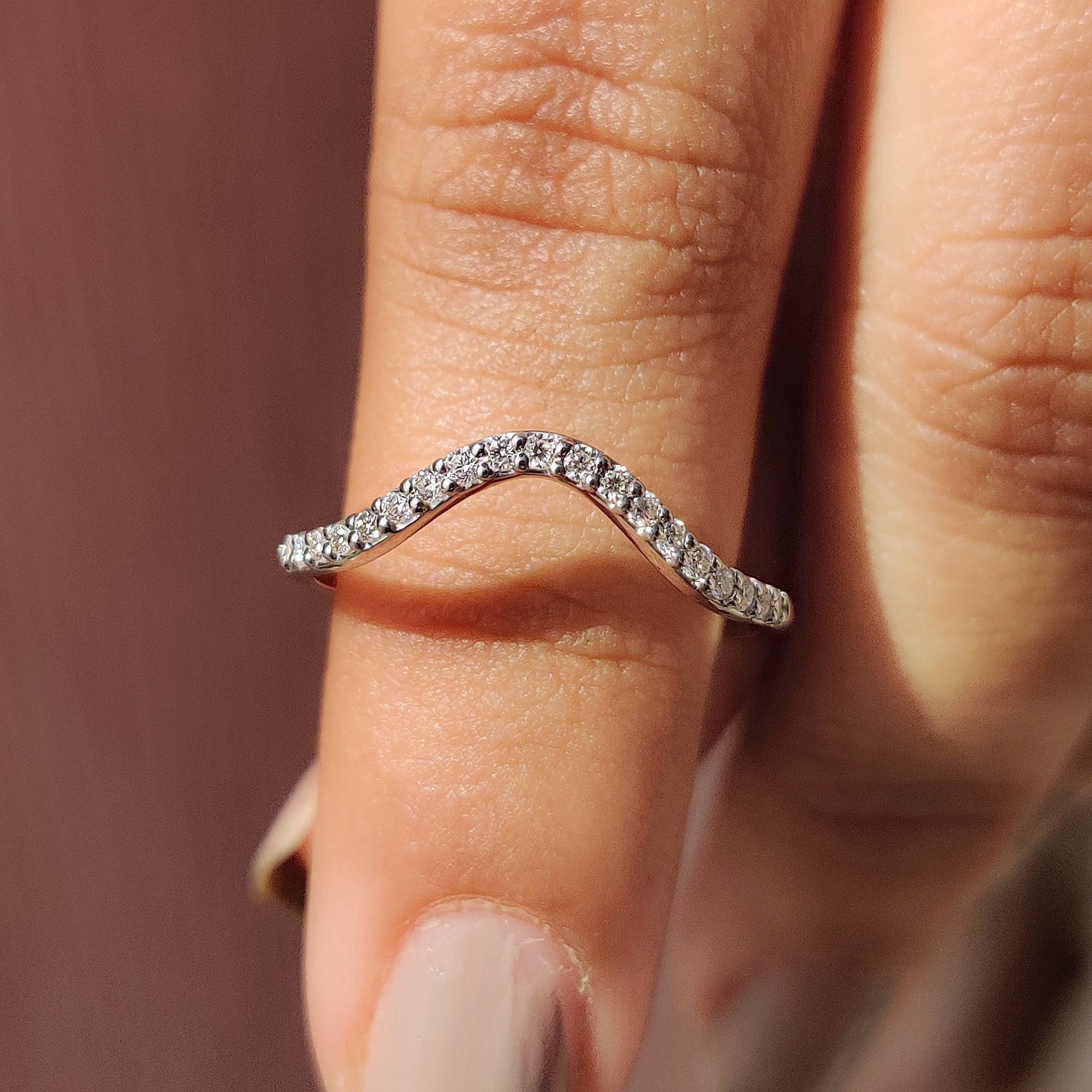 Curved Wedding Band Gold With Round Cut