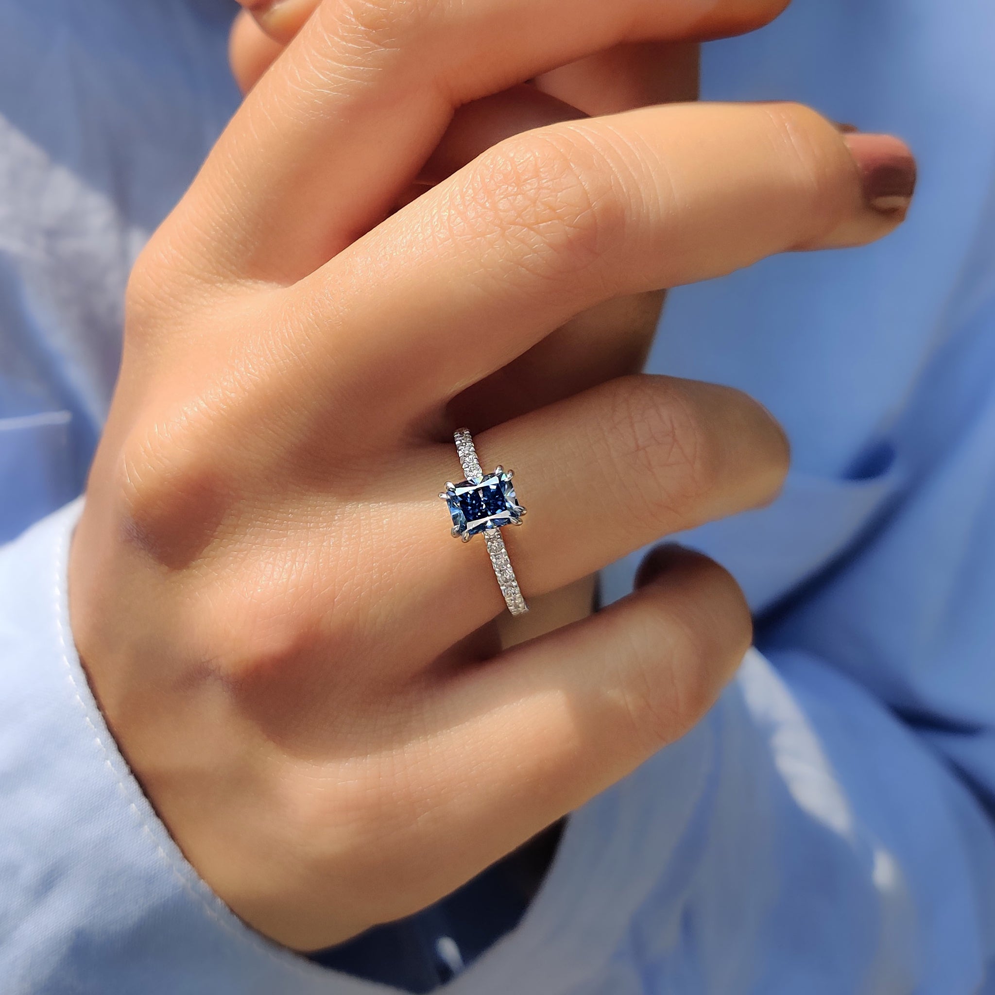 Carat Diamonds engagement ring with graceful lines.
