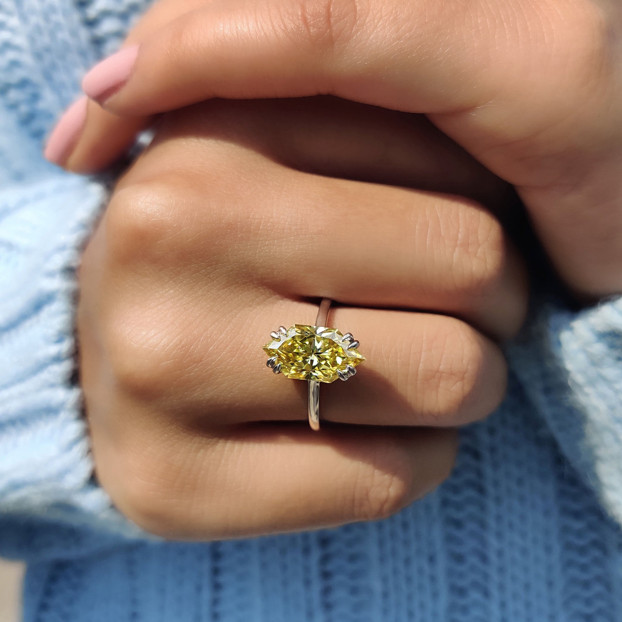 Claw prong that showcases the stone’s beauty.
