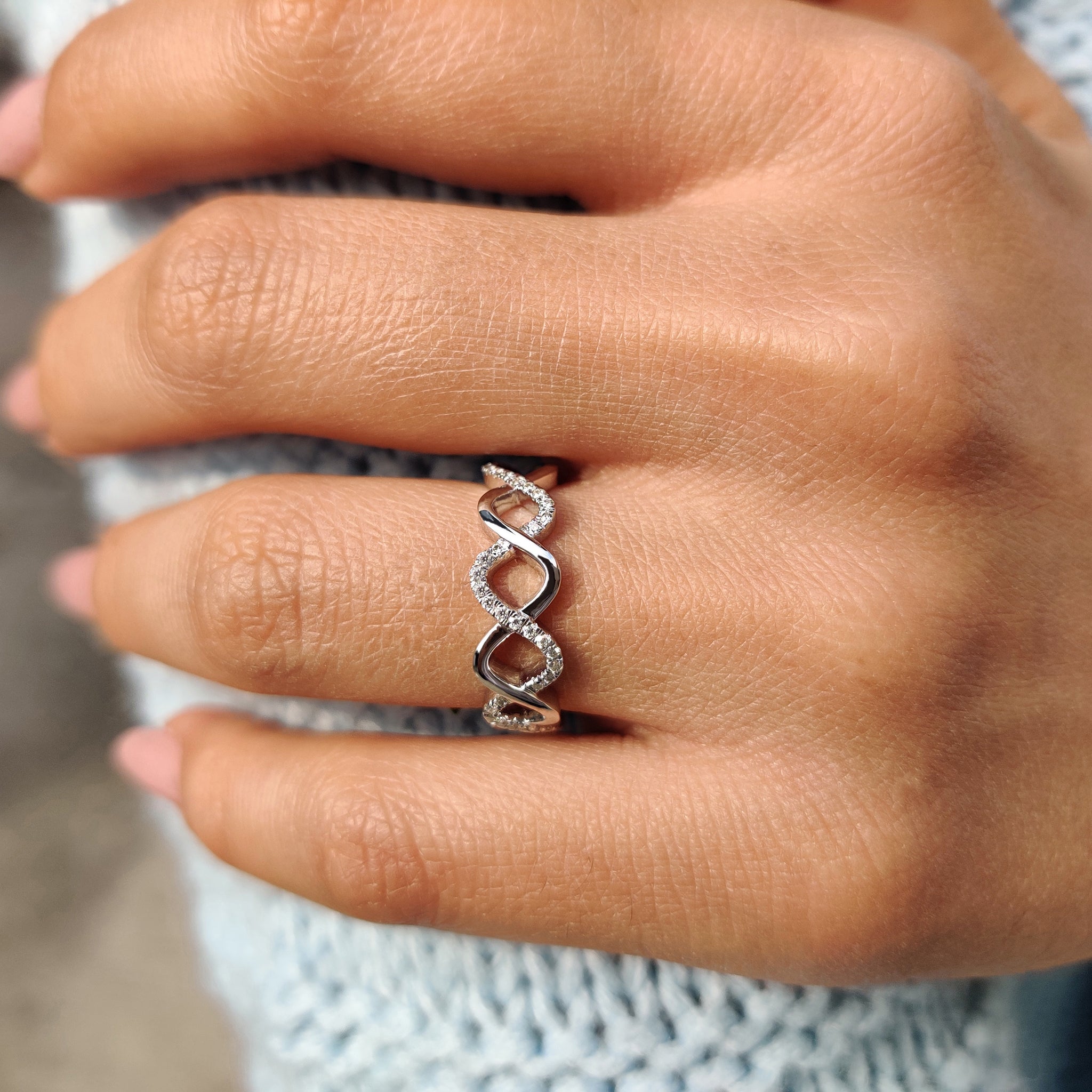 Anniversary band in white gold with twisted metal and moissanite details.