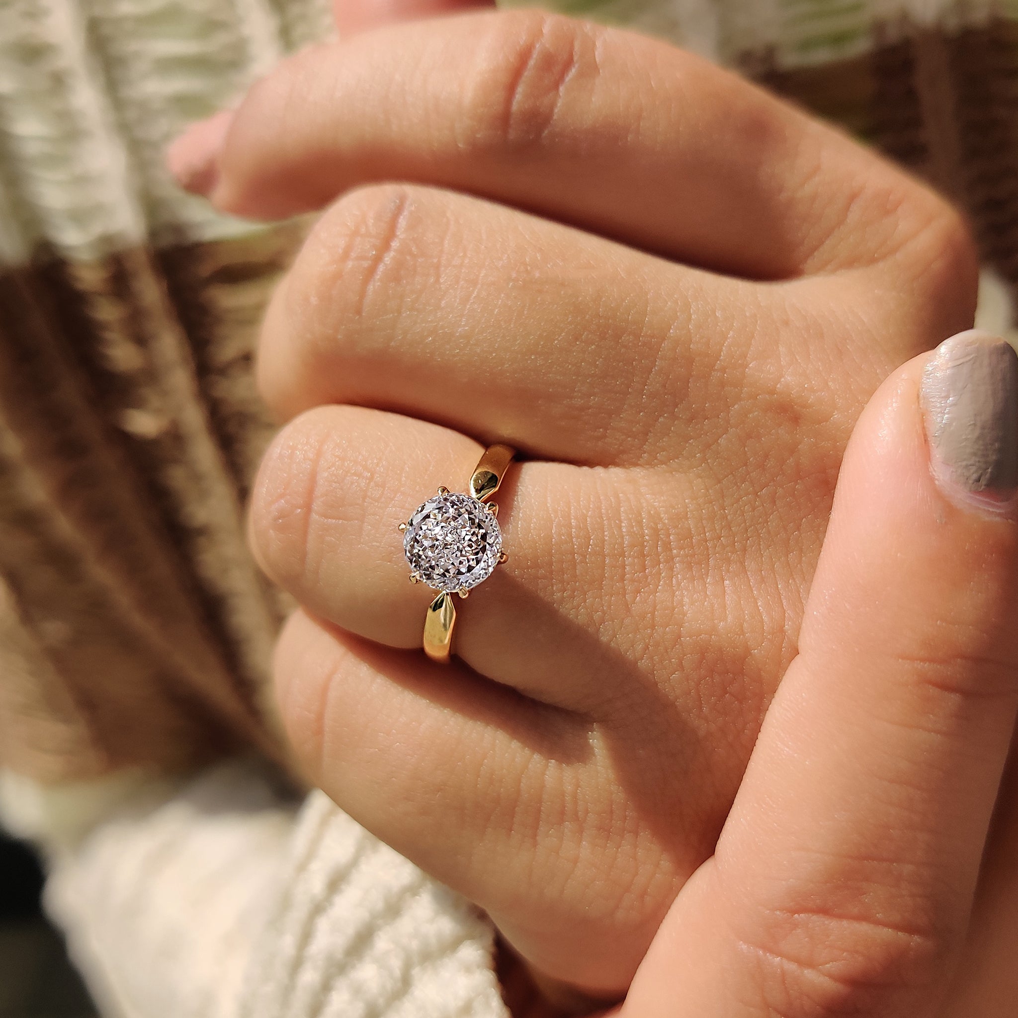 Solitaire diamond ring with engagement ring yellow gold.
