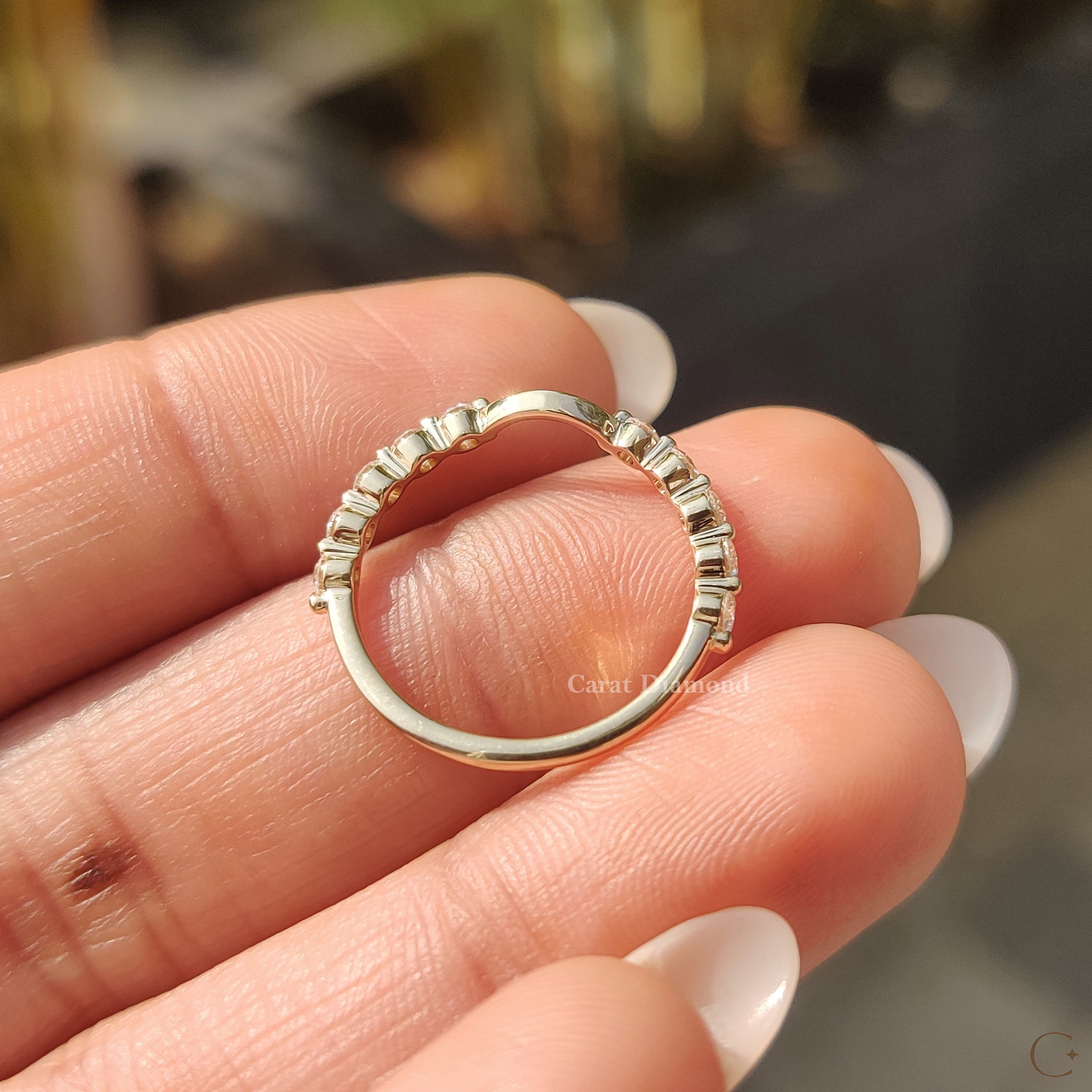 IGI certified round cut diamond in a yellow gold wedding band.