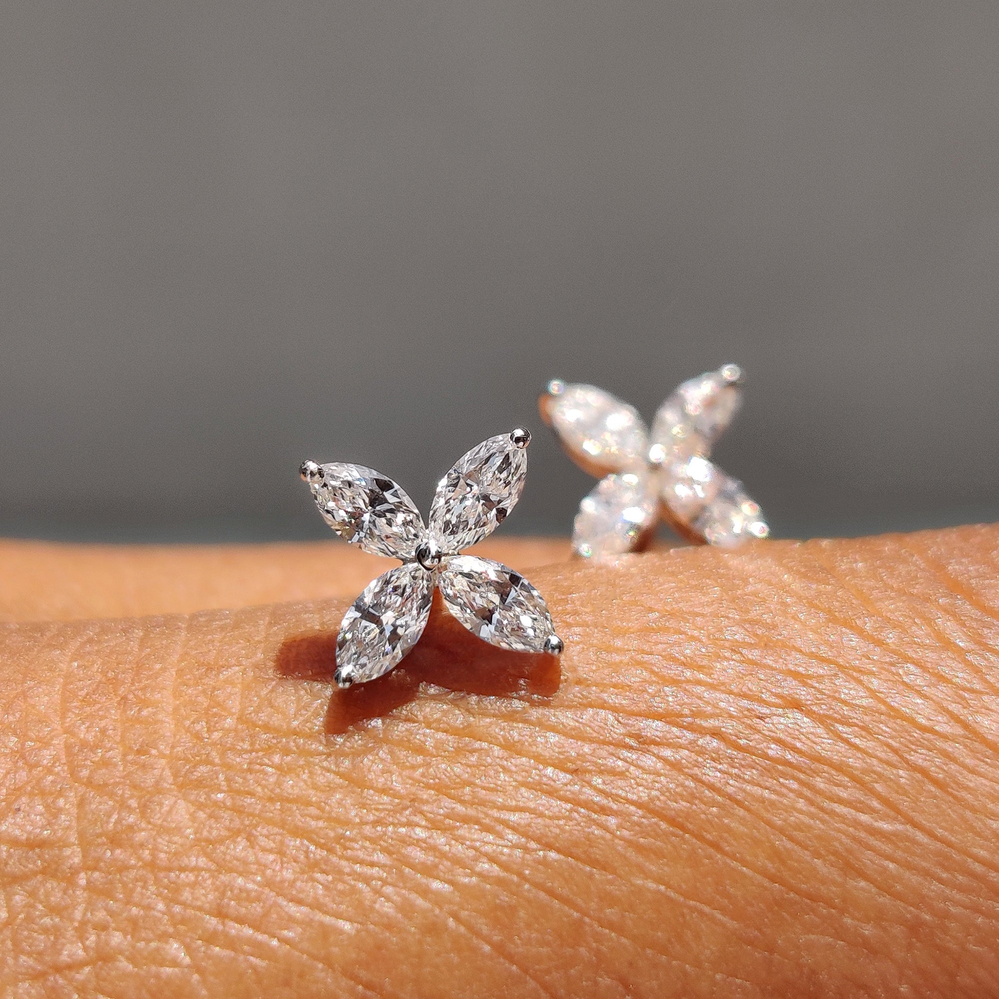 Stylish flower stud earrings in white gold.