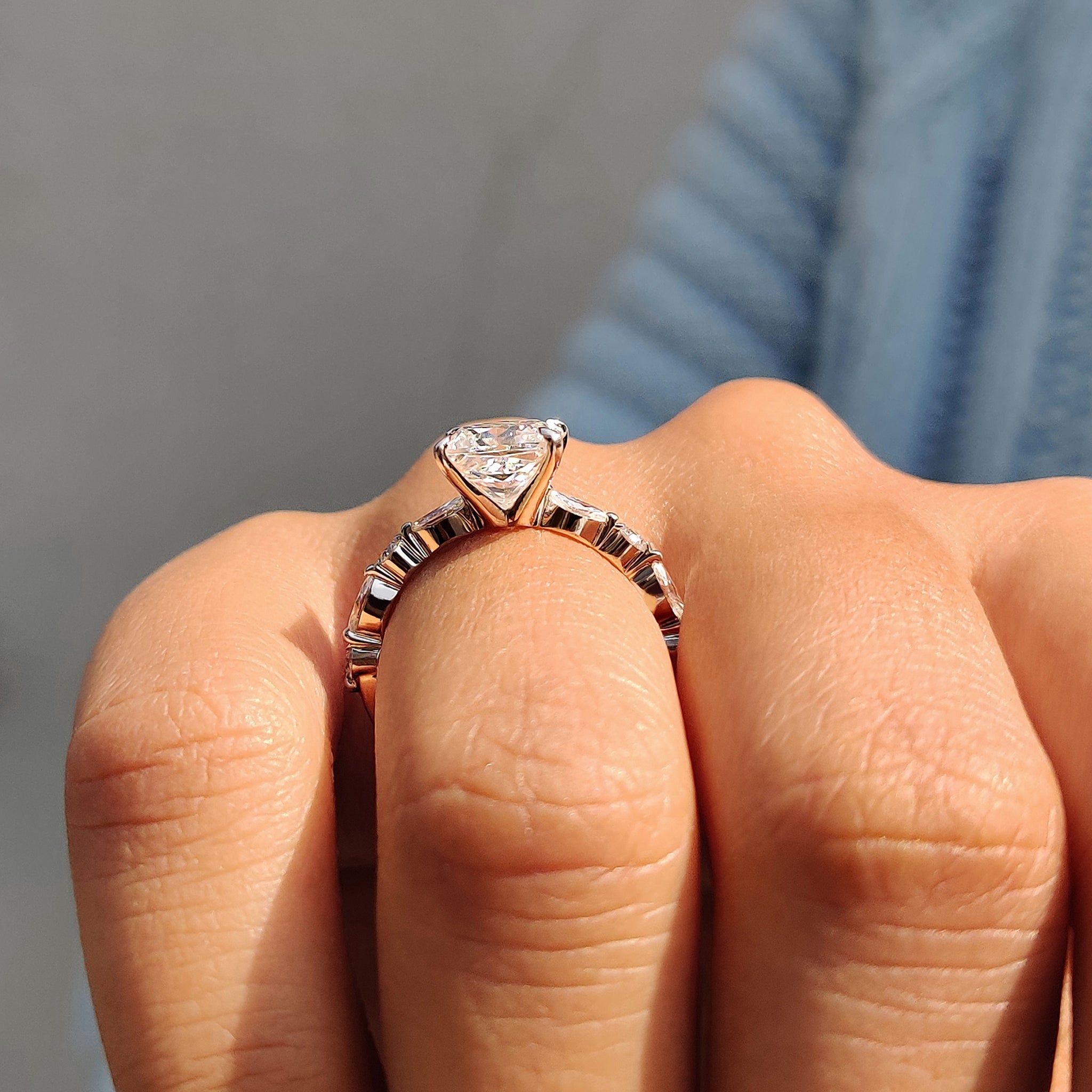 4 claw prong secures the center stone firmly.
