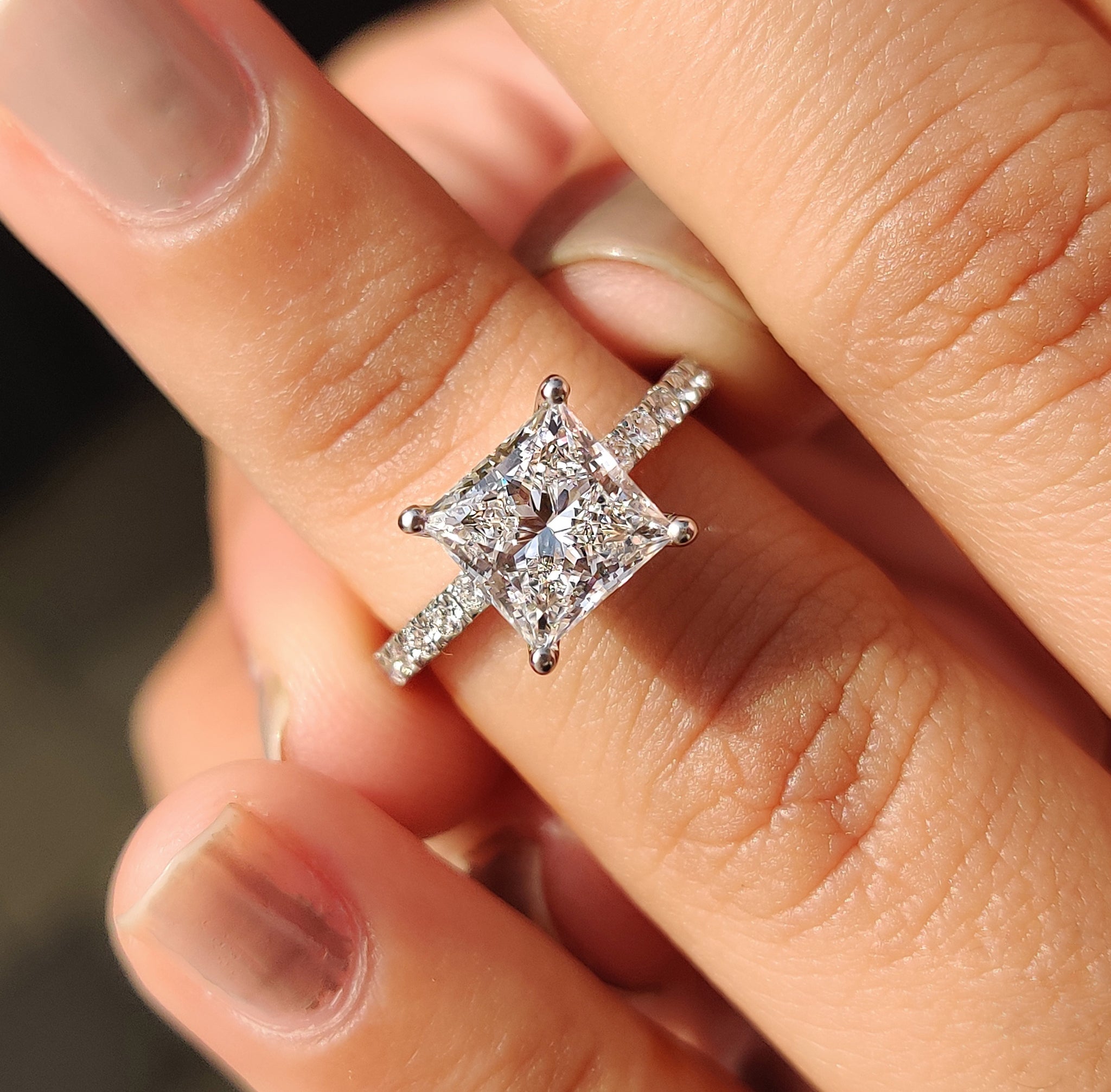 Prong setting ring with a stunning diamond centerpiece.
