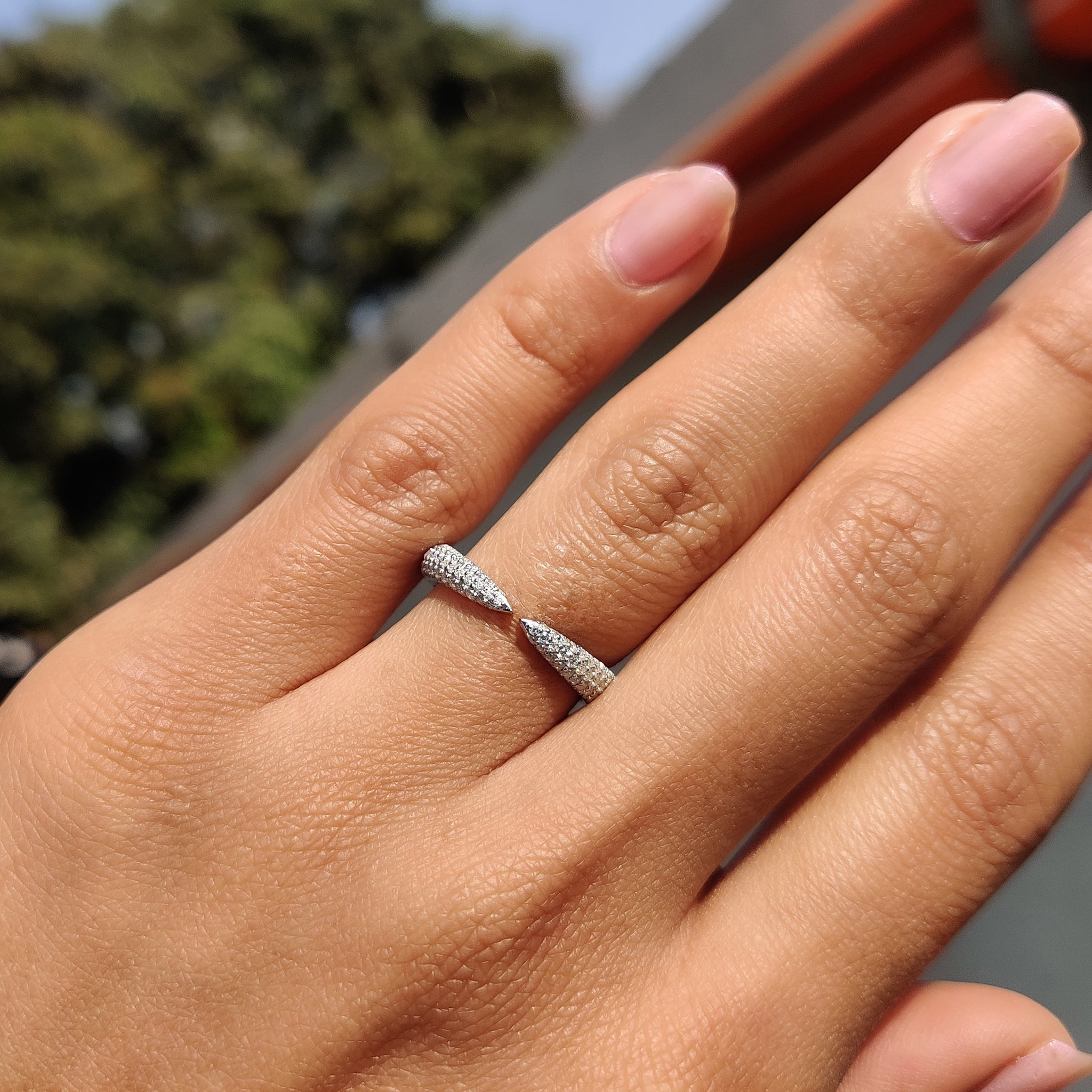 Adjustable wedding band in white gold, designed for a comfortable, customizable fit.