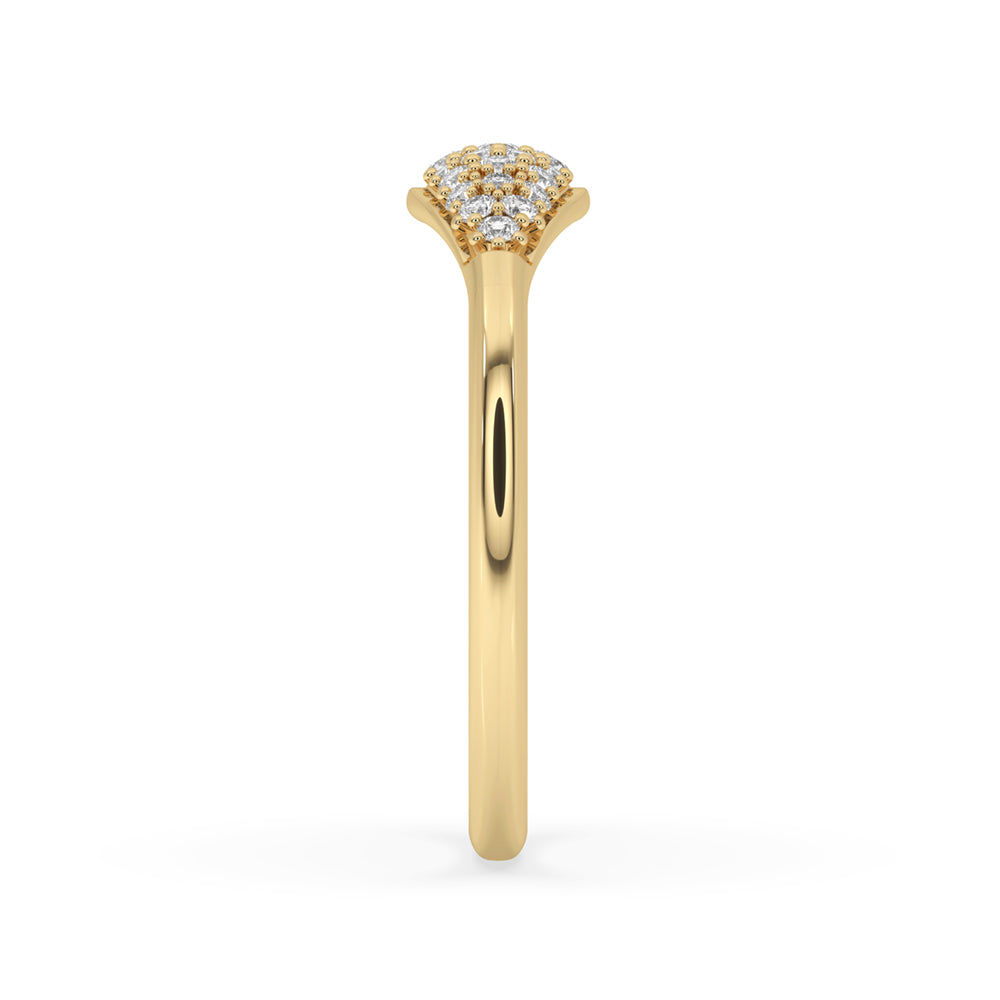 This luxurious signet ring with diamond highlights a stunning gemstone, offering a touch of elegance and charm.