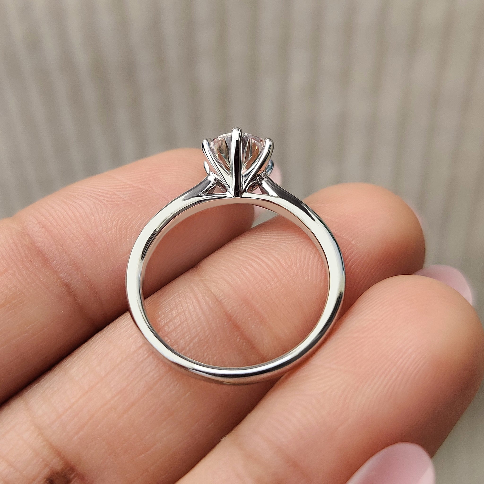 Round cut diamond with precise symmetry, offering timeless appeal and brilliance.
