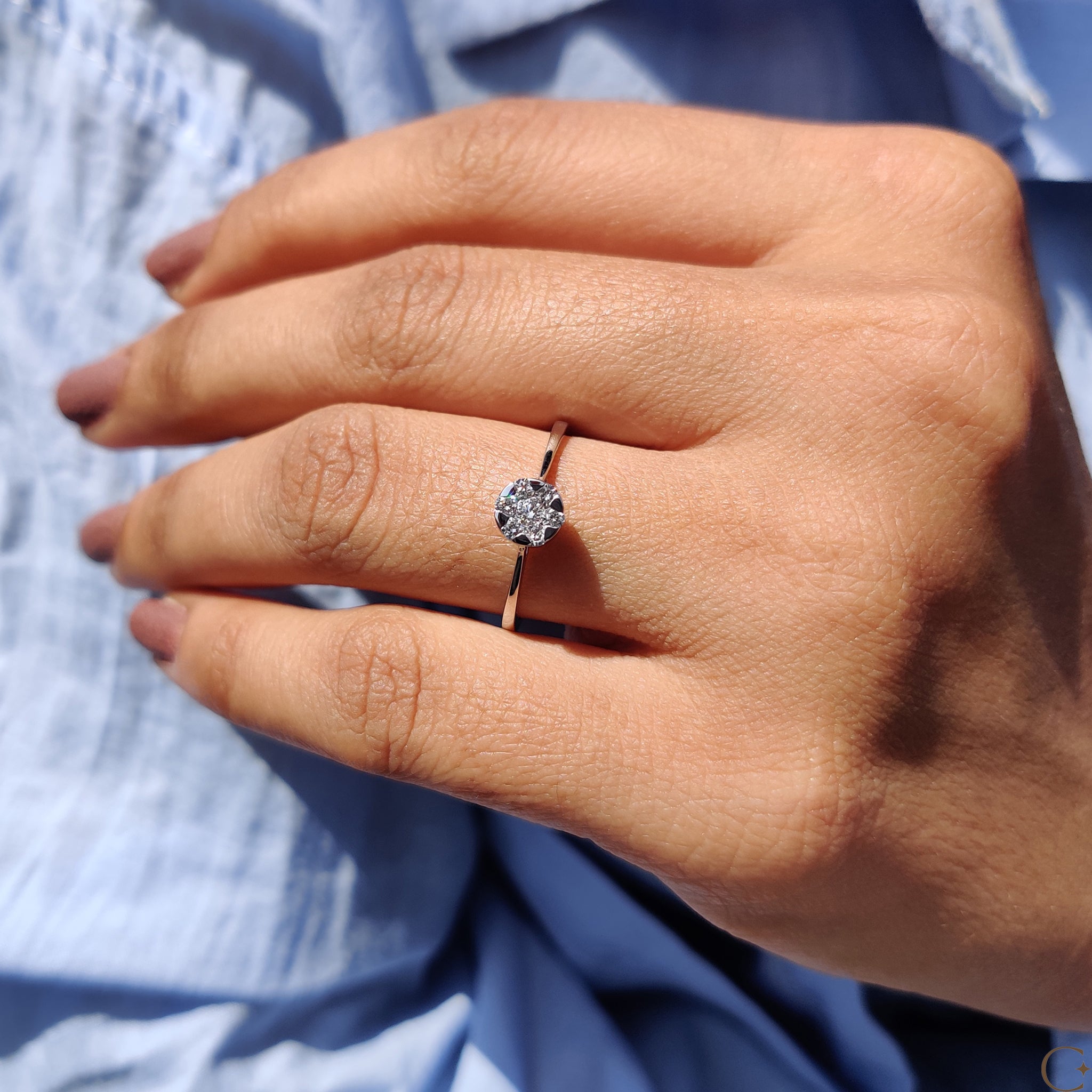 White gold ring with a stunning round cut diamond centerpiece.