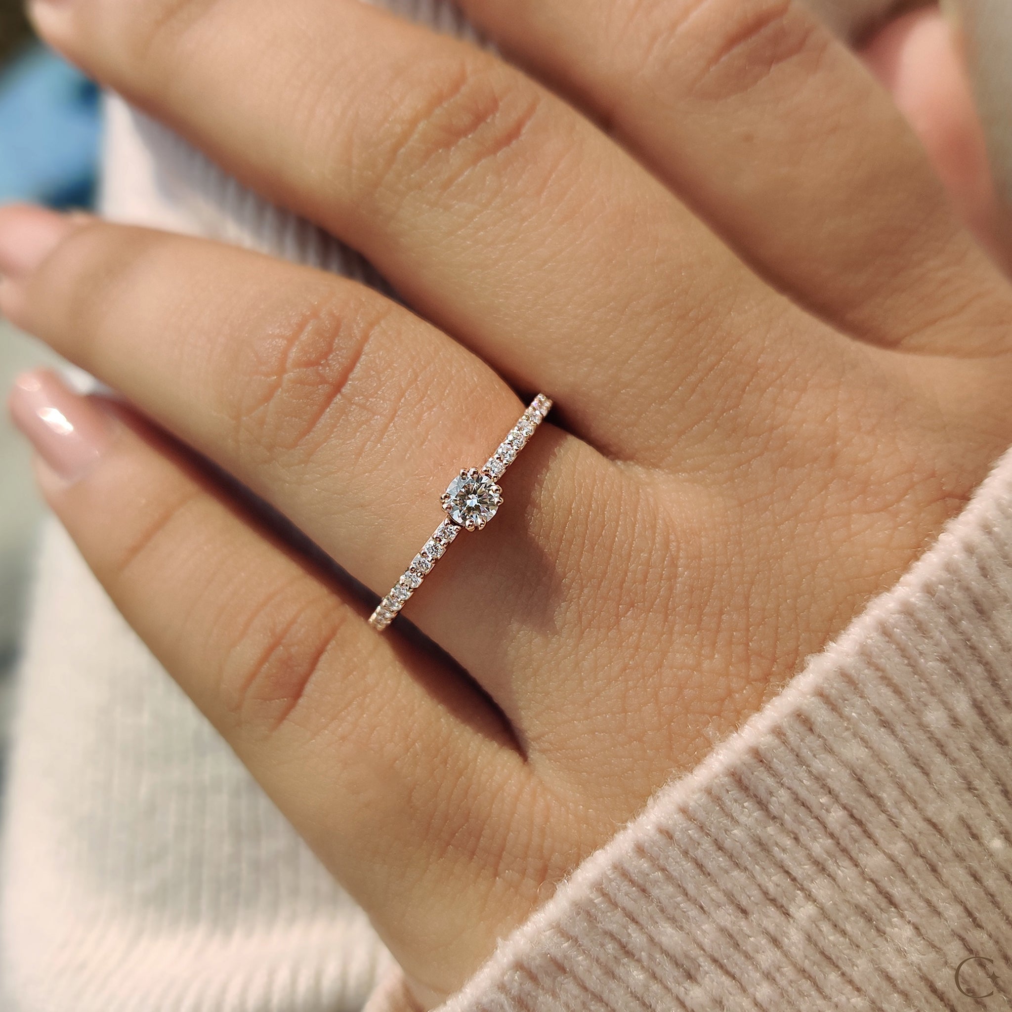 A round cut diamond ring in gold
