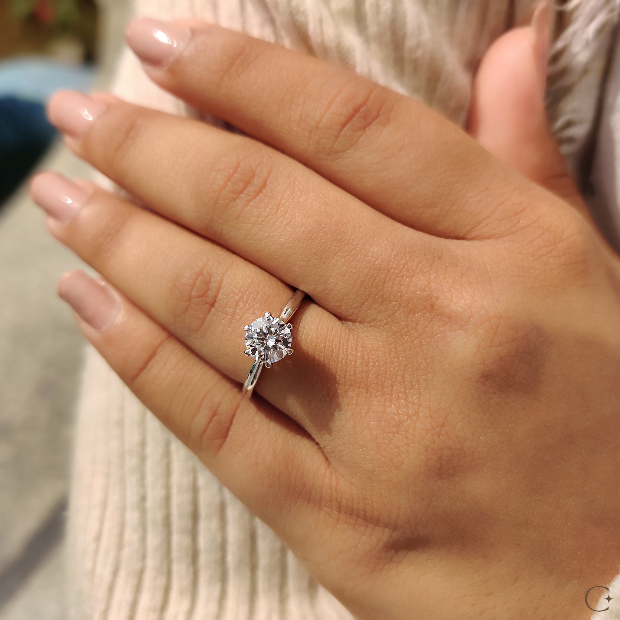 Timeless design with a prong setting that enhances the brilliance of the diamond.
