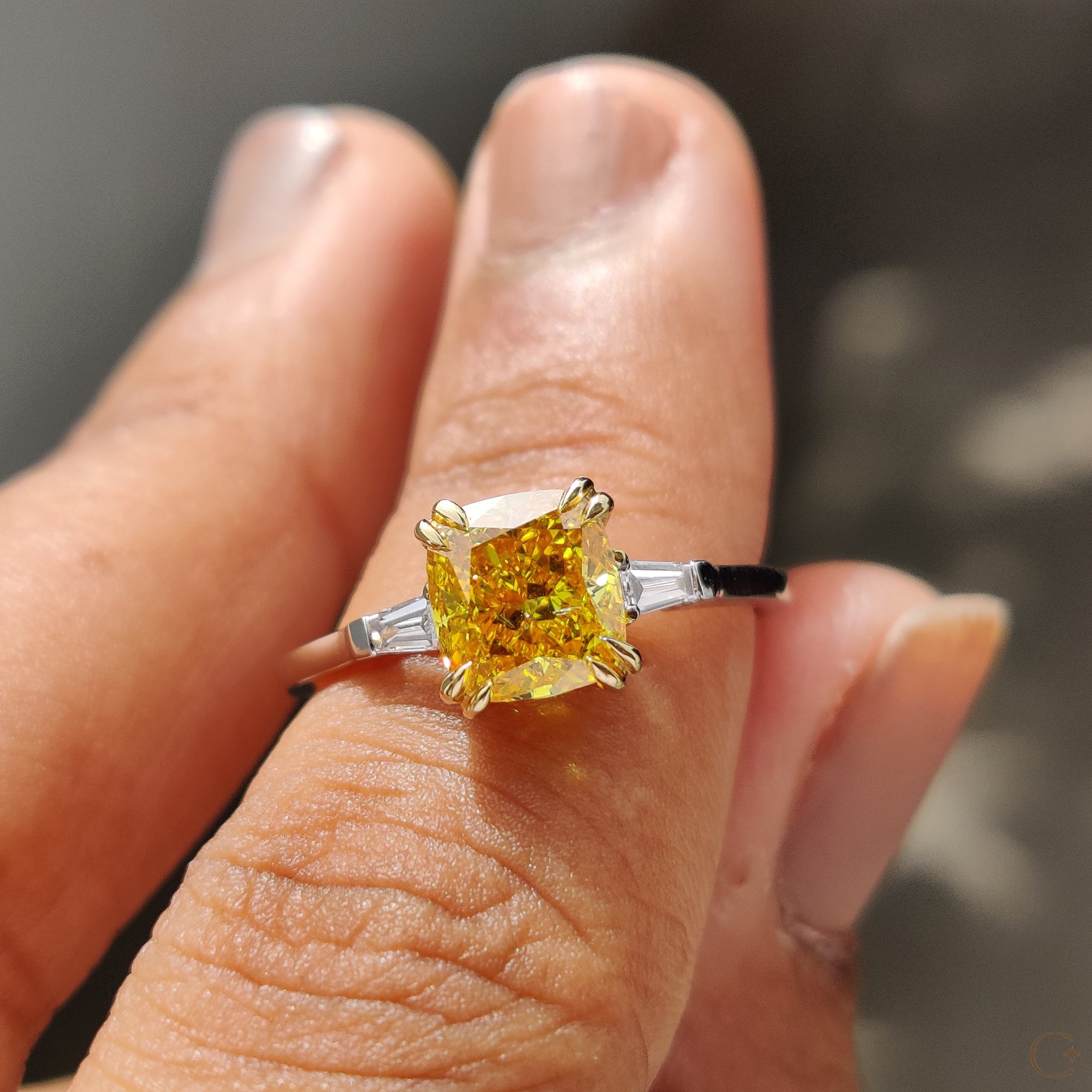 White and yellow gold ring with a luxurious shine.
