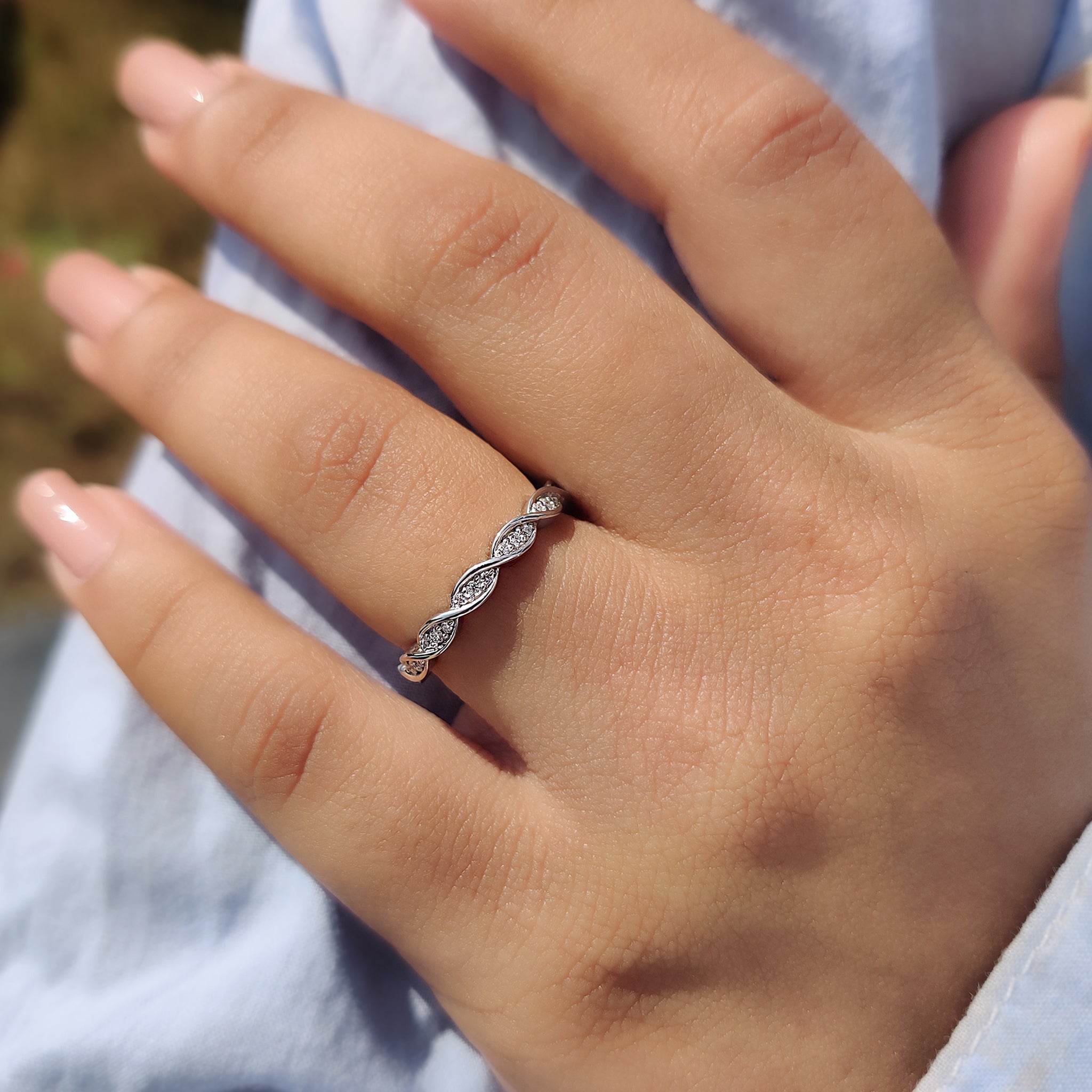 Twisted eternity band in white gold.
