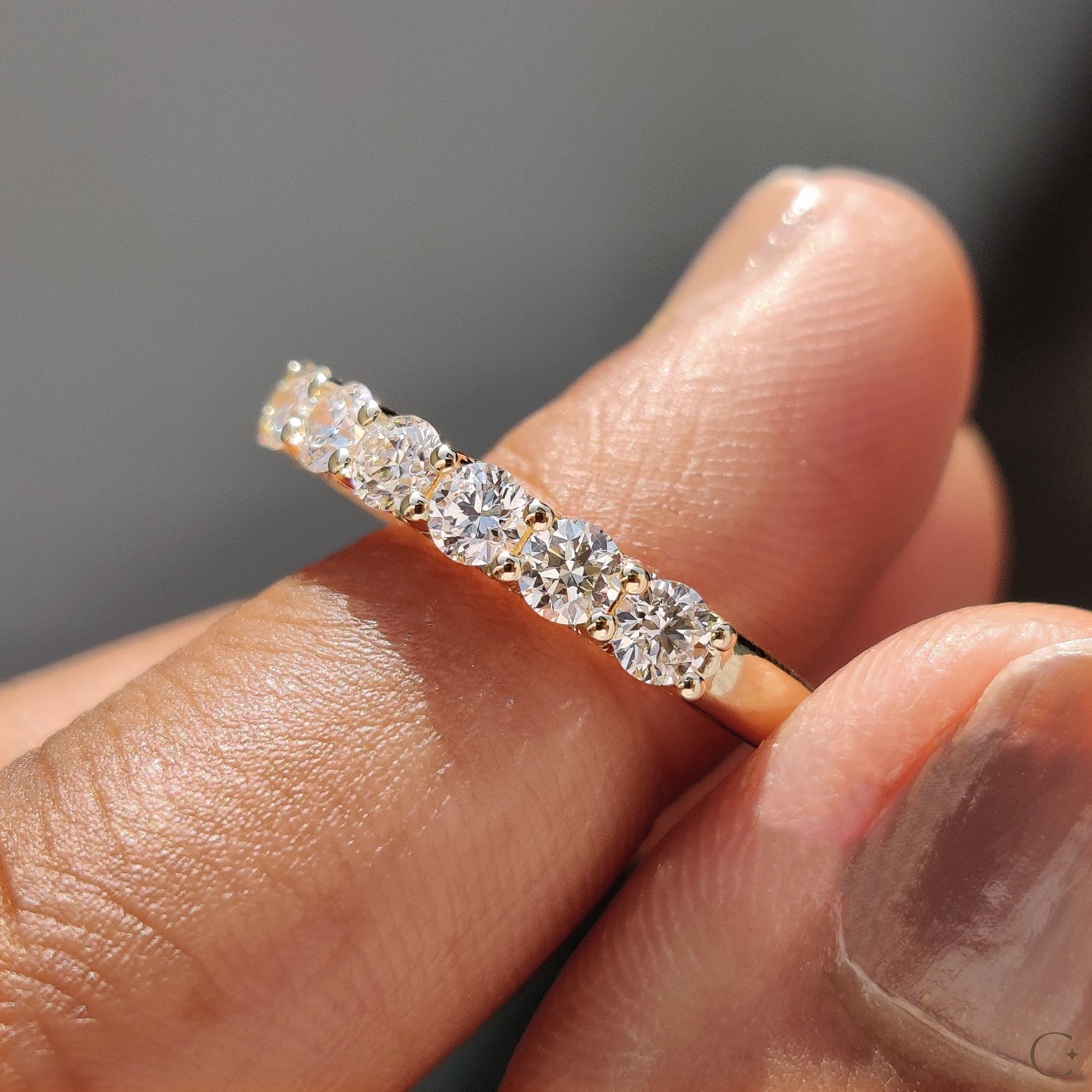 U shaped prong band designed for a seamless diamond flow.

