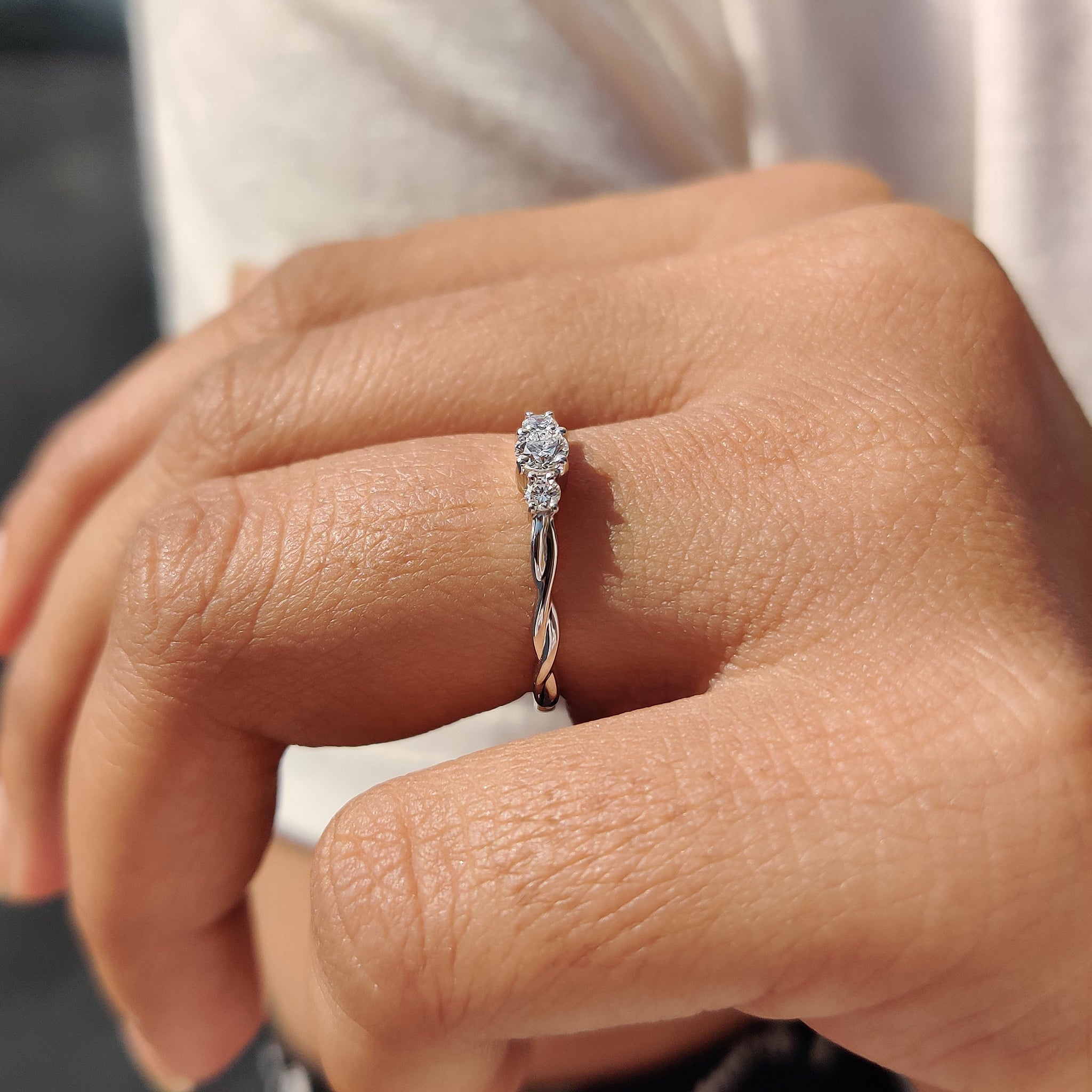 Twisted band ring with a unique and elegant silhouette.
