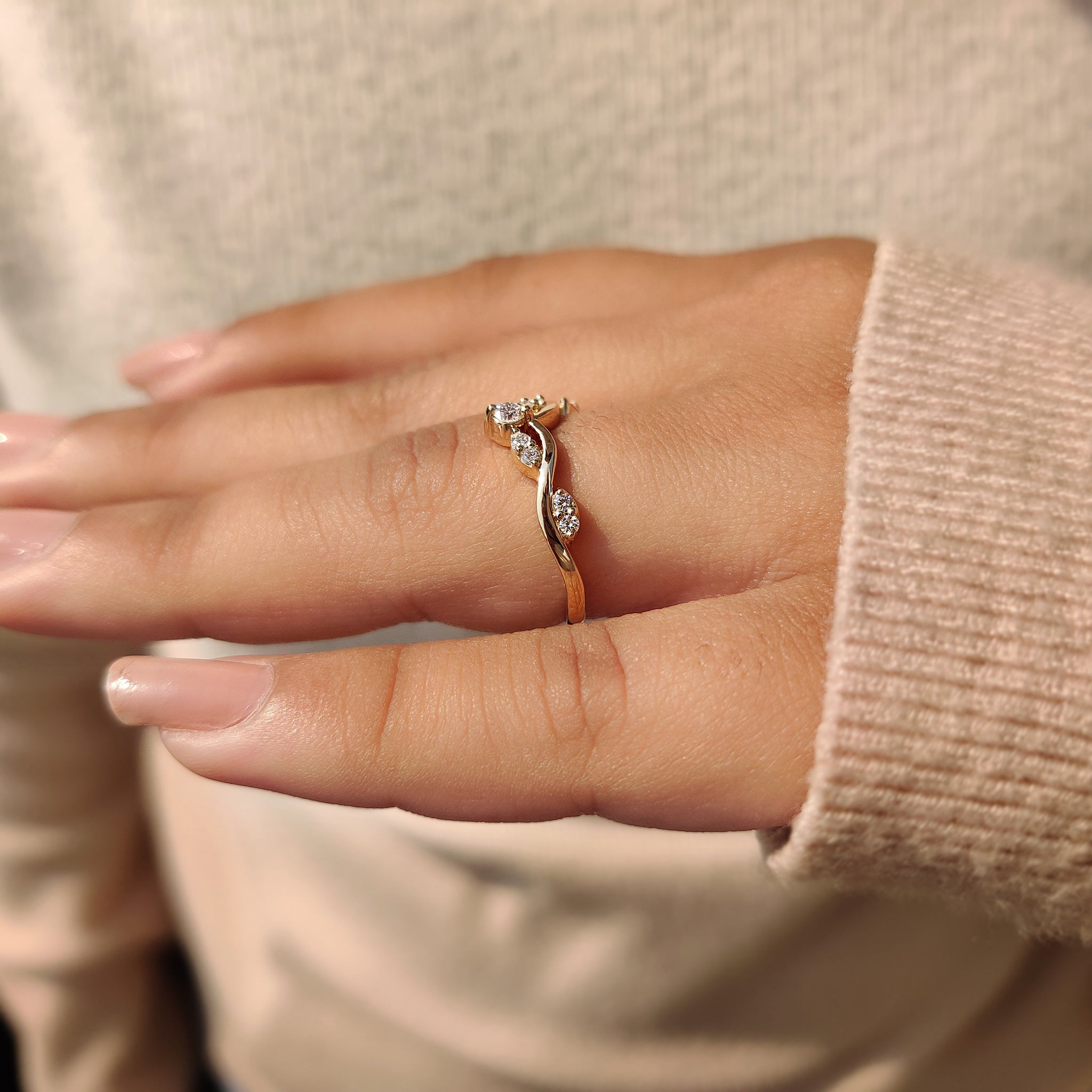 Prong setting band highlighting the beauty of each diamond.
