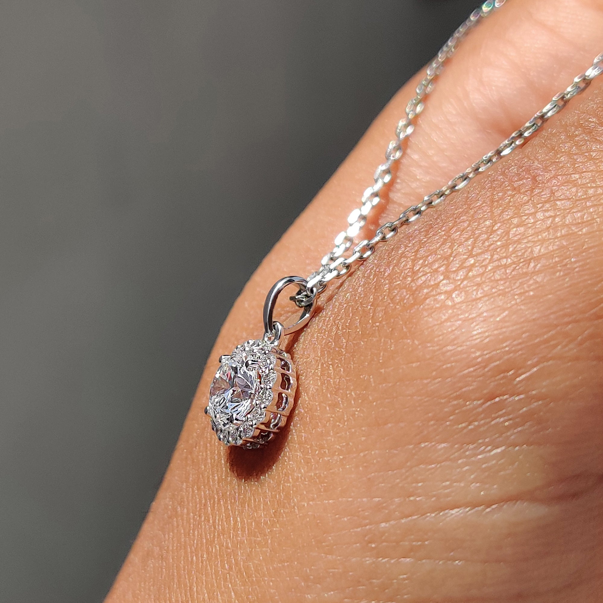Halo pendant in white gold with a sparkling round diamond.
