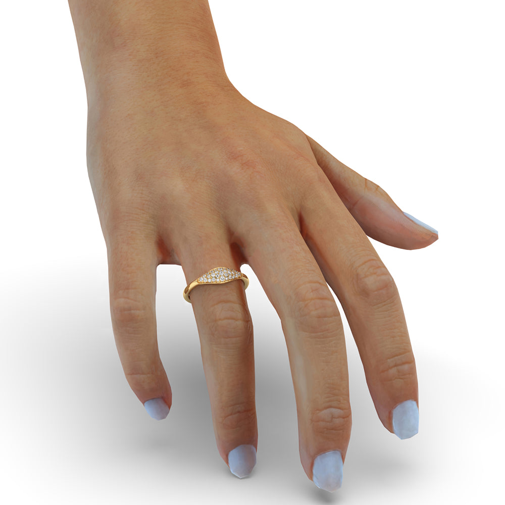 This elegant signet diamond ring features a unique style, combining modern aesthetics with timeless sophistication.