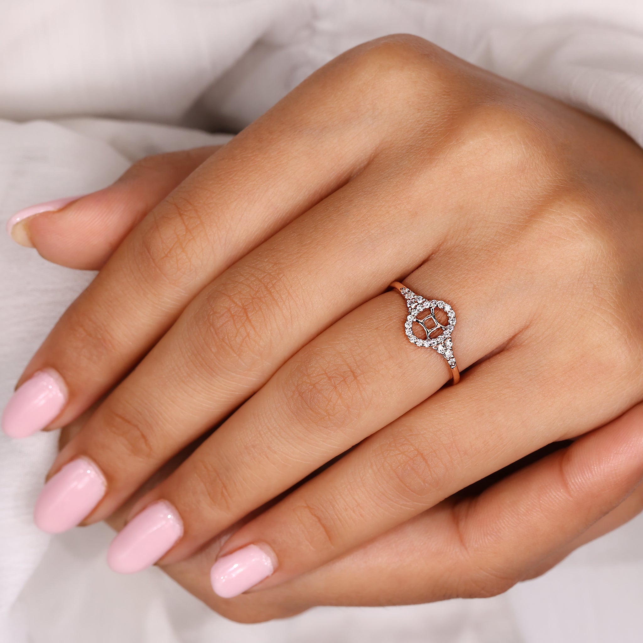 Astrology ring featuring Gemini zodiac sign and Lab Grown Diamond center.
