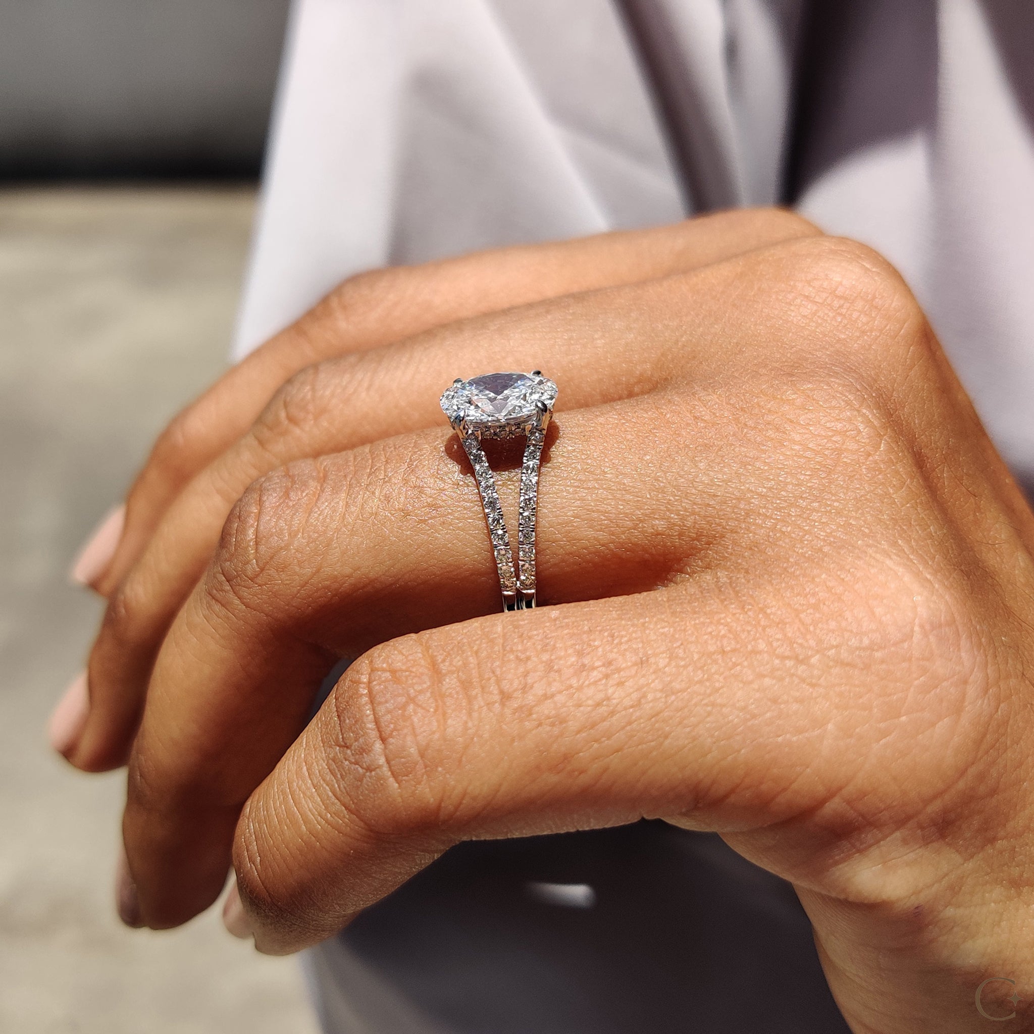 White gold diamond ring with classic beauty.
