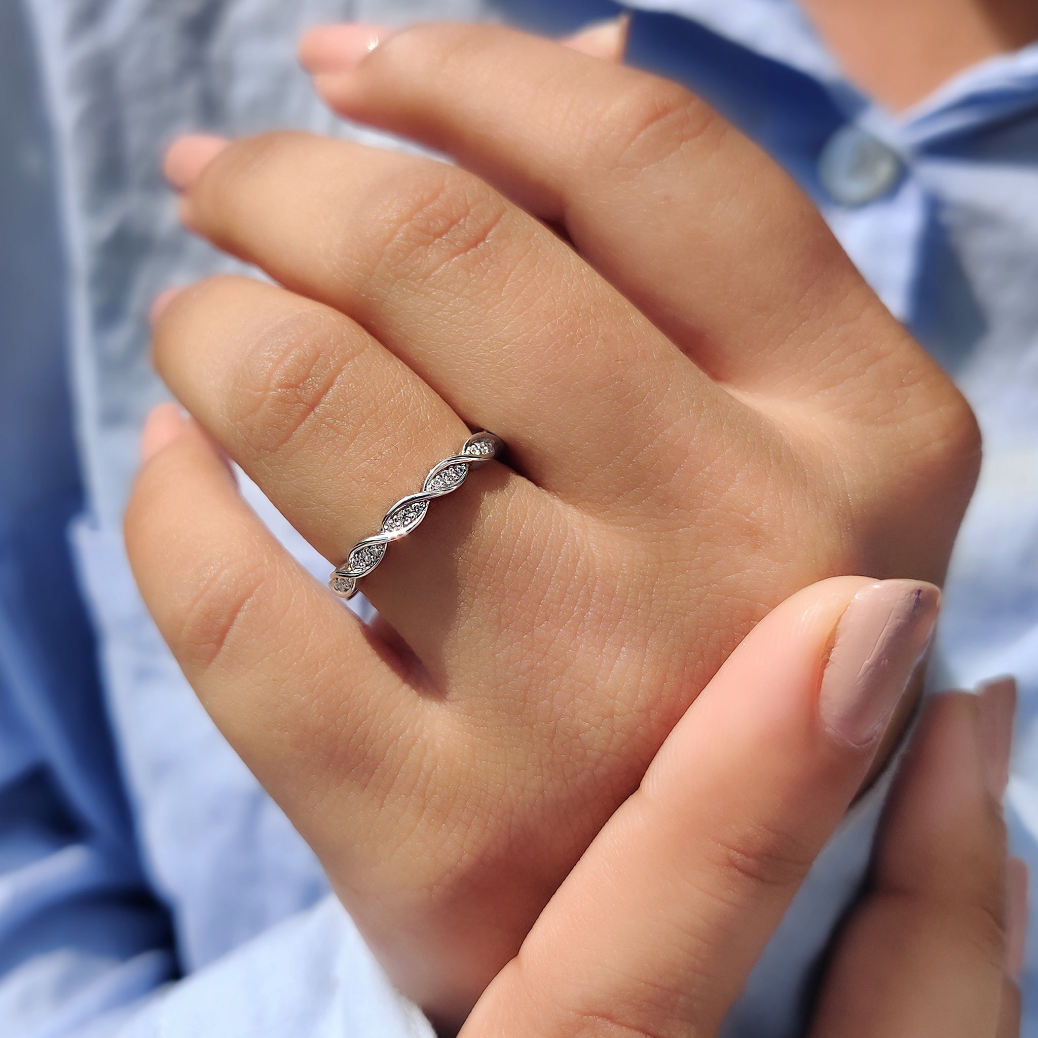 Round cut eternity band with shining diamonds.
