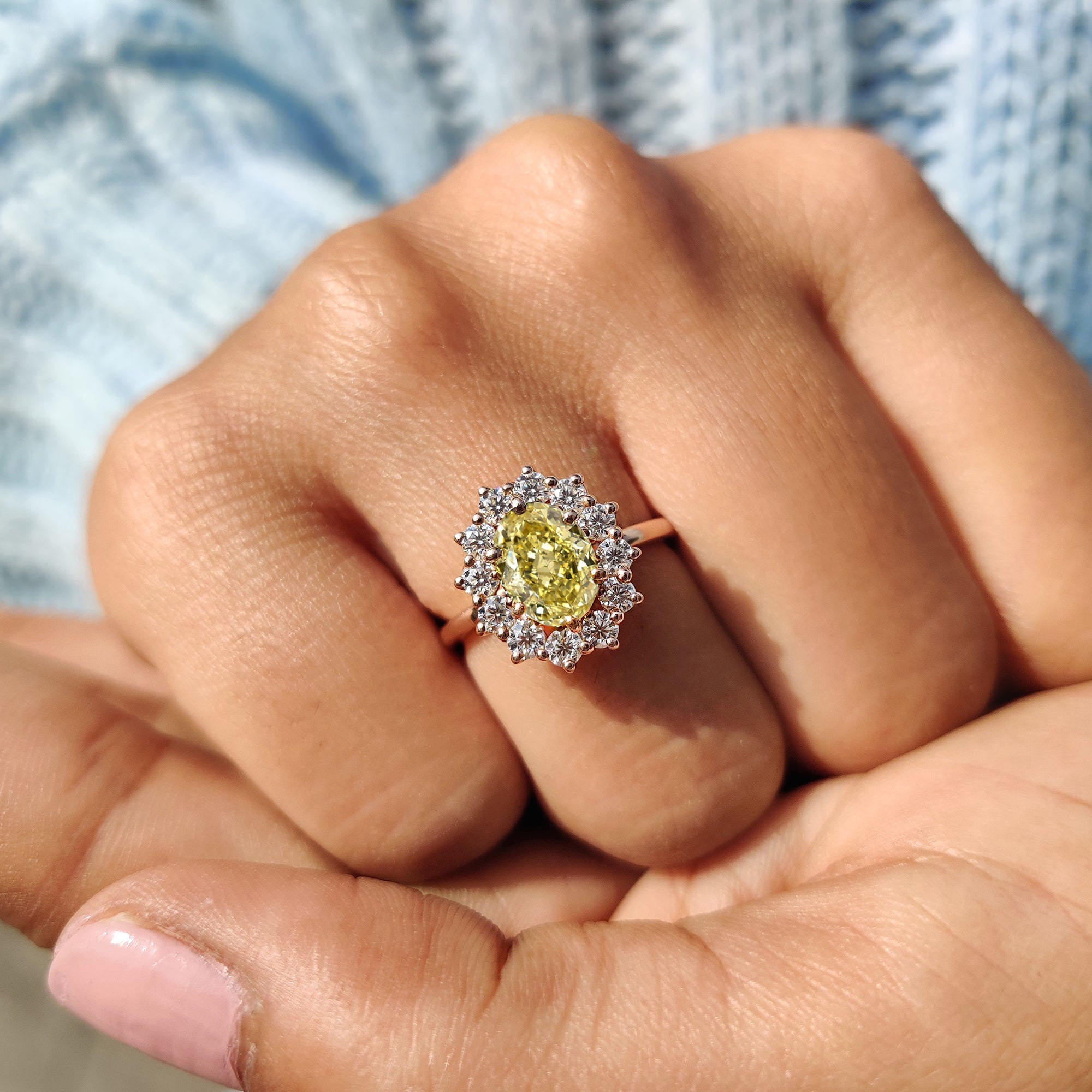 Round cut halo ring for extra brilliance around the centre stone.
