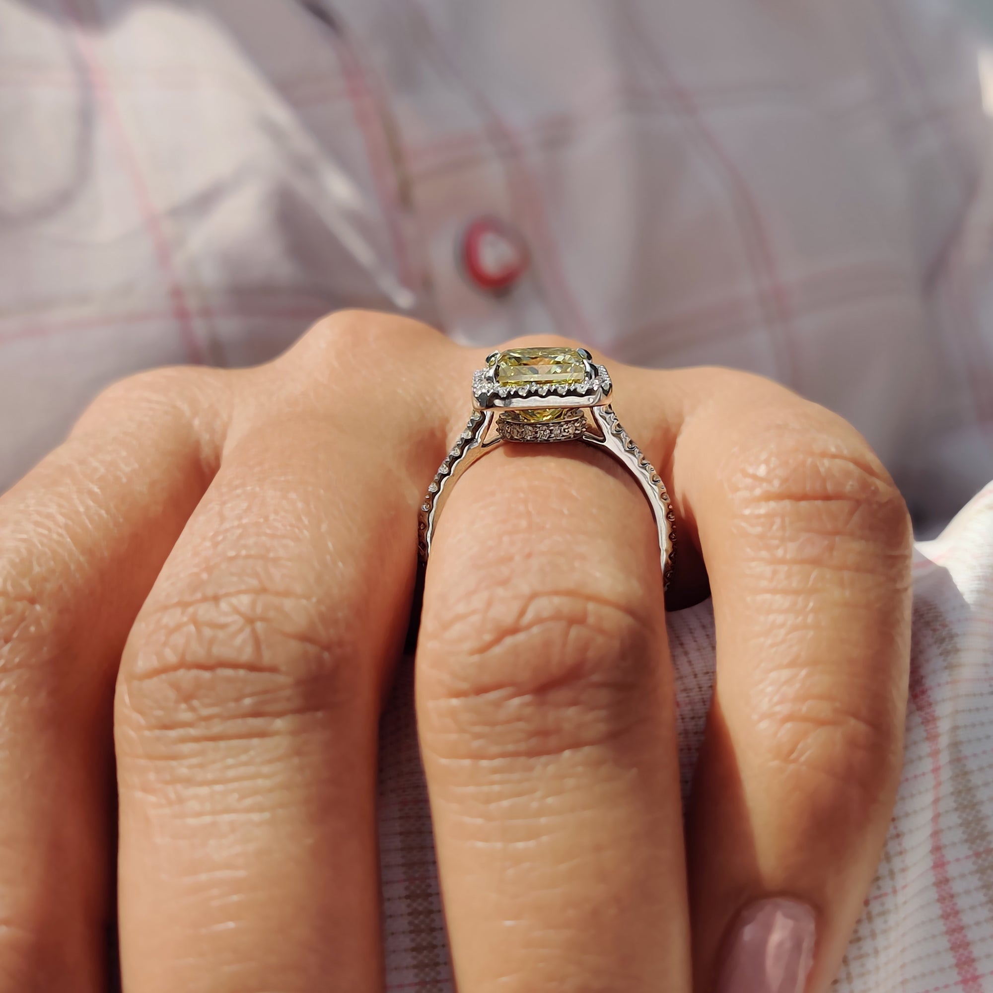 4 claw prong holds the gemstone with firm strength.