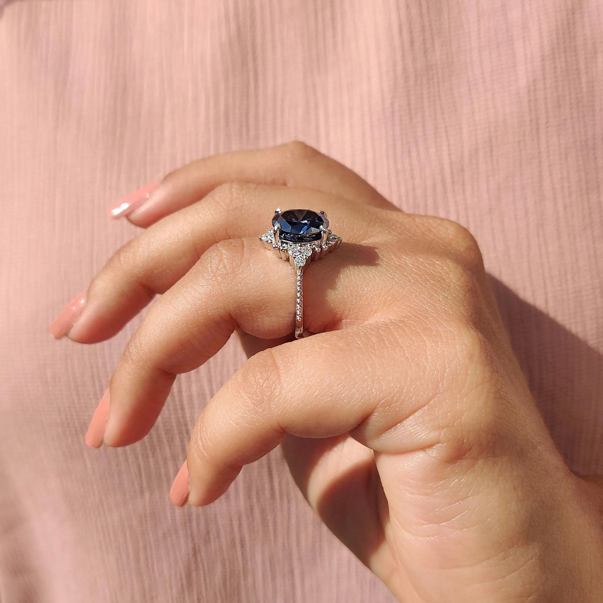 Muse setting gives structure and shape to the center stone.
